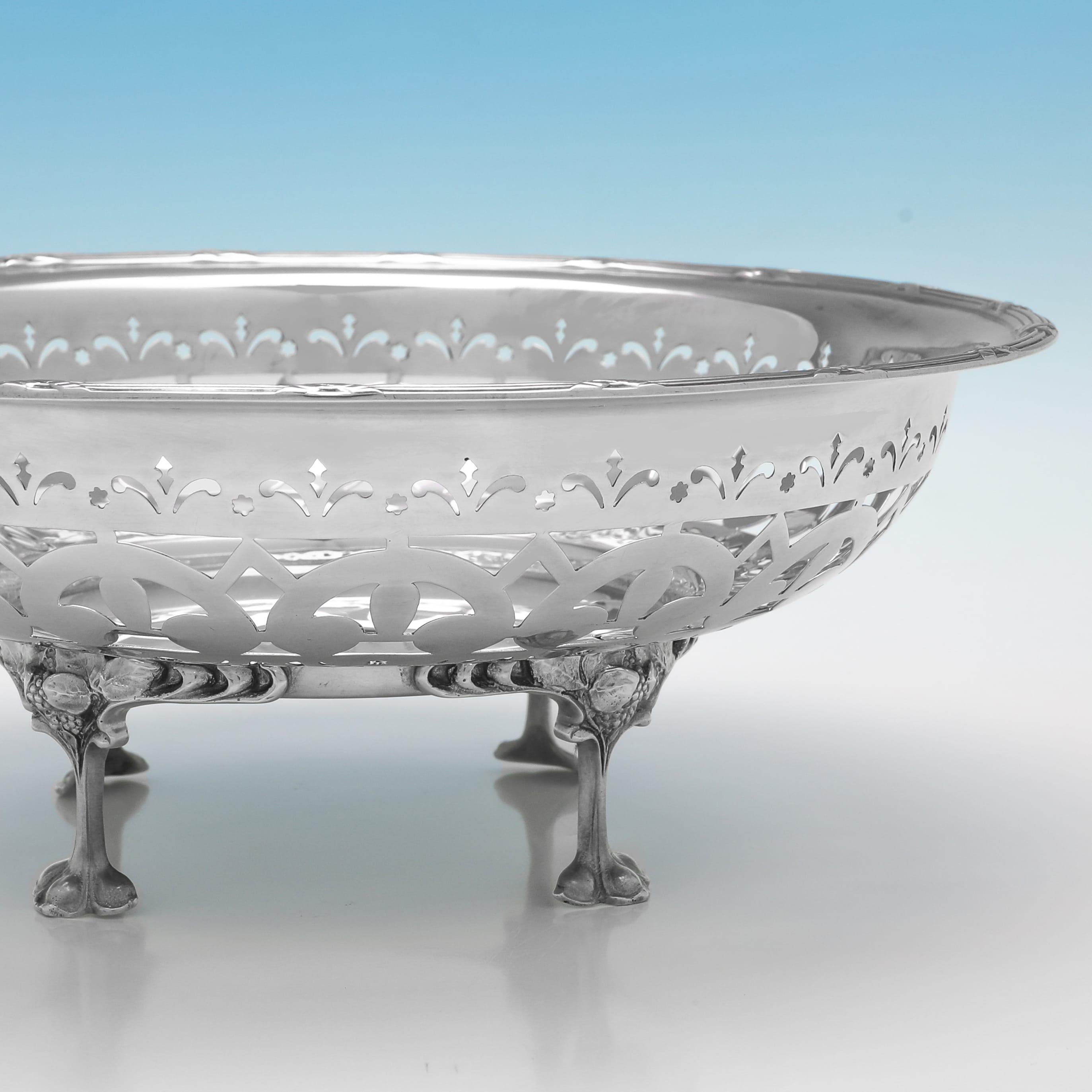 Antiguo plato calado de plata de ley fabricado por Walker & Hall en 1911 Art Nouveau en venta