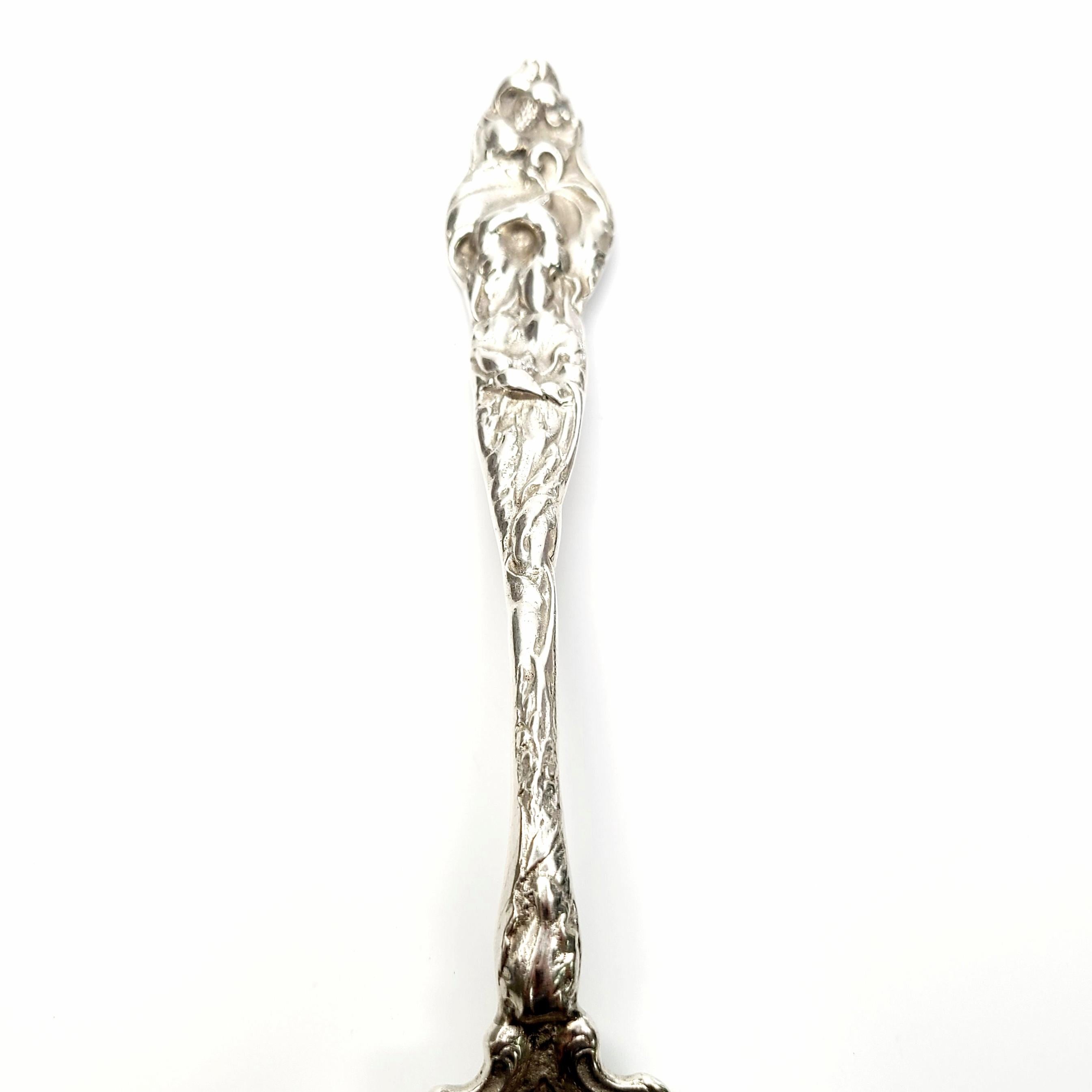 Antike Sterling Silber durchbohrt filigranen Blumen und Vogel Servierlöffel (20. Jahrhundert) im Angebot