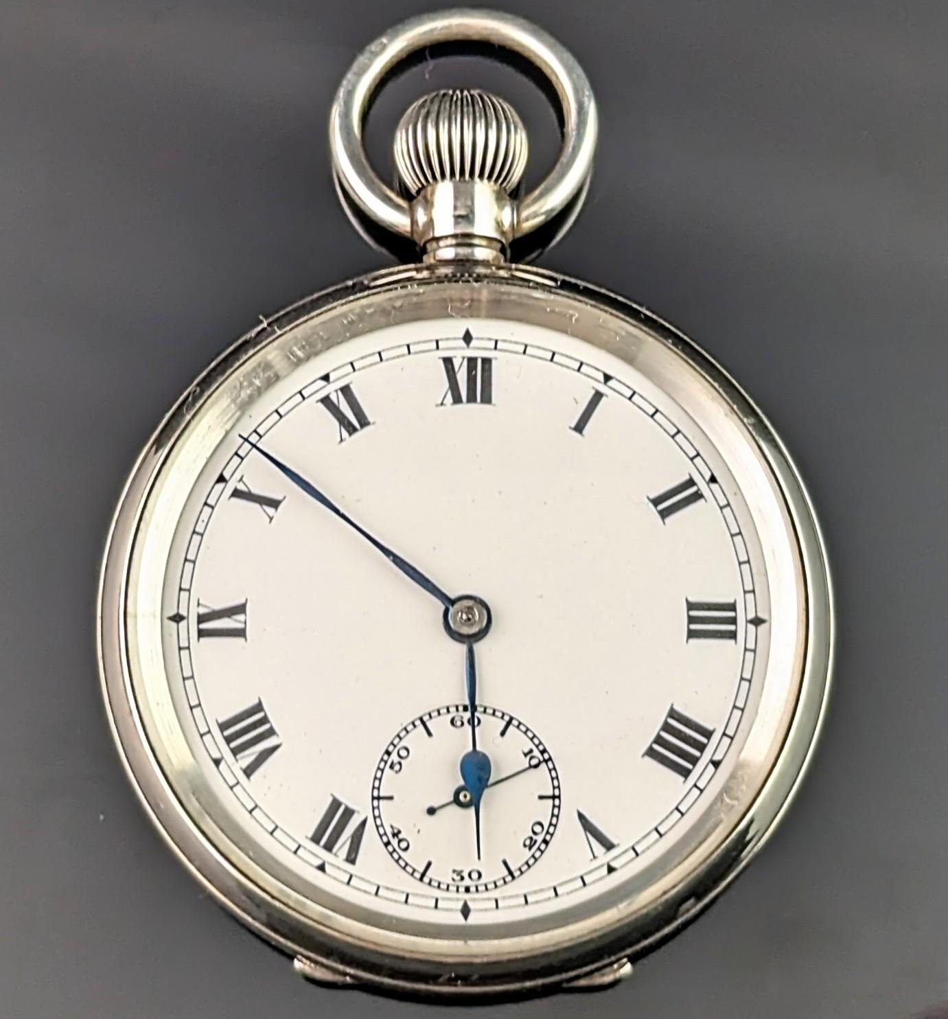 Precioso reloj de bolsillo antiguo de plata de ley de principios del siglo XX.

Tiene una caja de plata lisa sin grabado ni personalización, por lo que podría personalizarse si se desea.

Tiene una esfera de esmalte blanco con números romanos negros