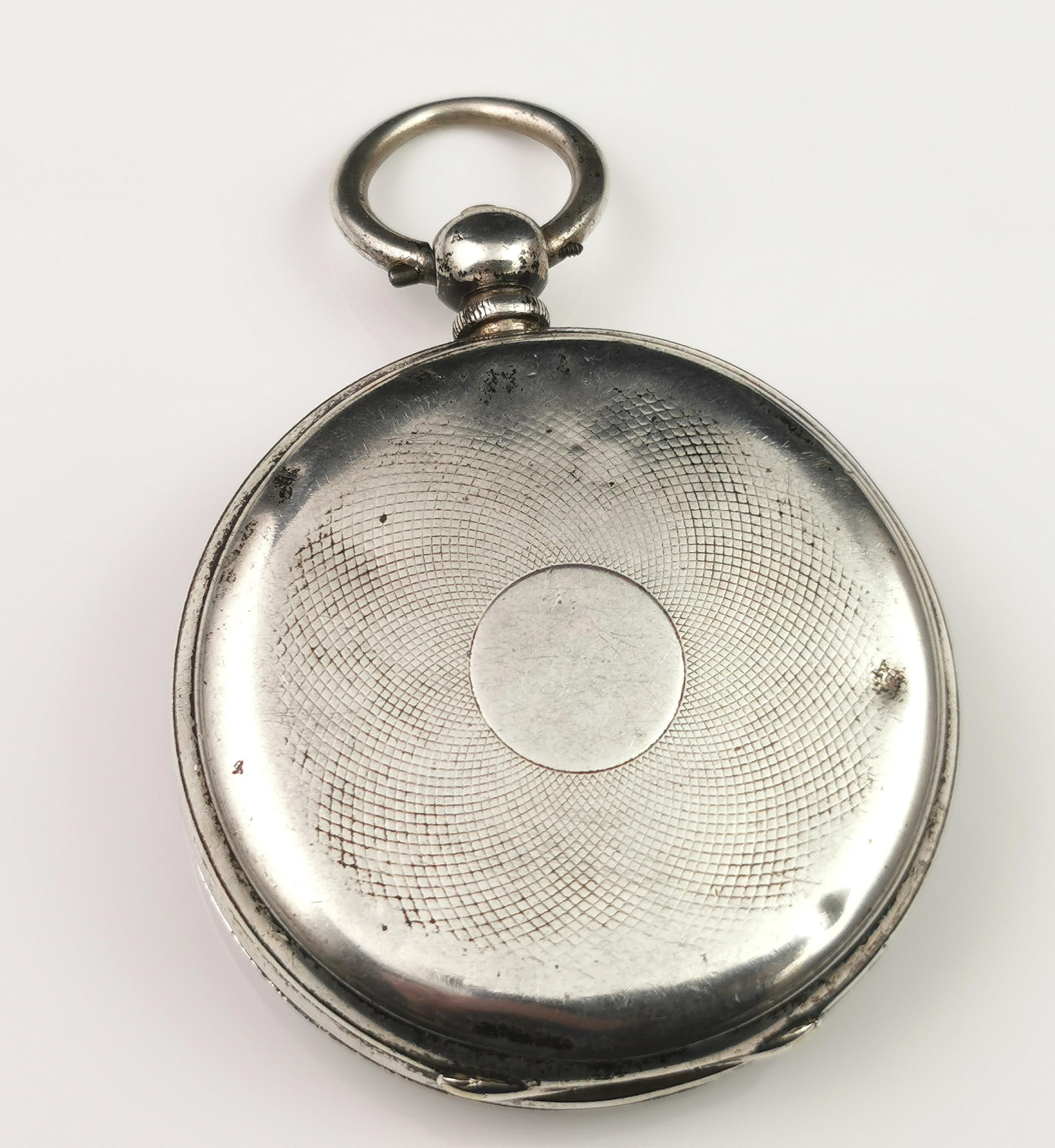 Eine hübsche antike Taschenuhr mit Sterlingsilbergehäuse.

Das Gehäuse ist vollständig aus Sterlingsilber, 1884, Alfred Bedford für Waltham Watch Company, gestempelt.

Sie hat ein weißes Emaille-Zifferblatt mit schwarzen römischen Ziffern und blauen