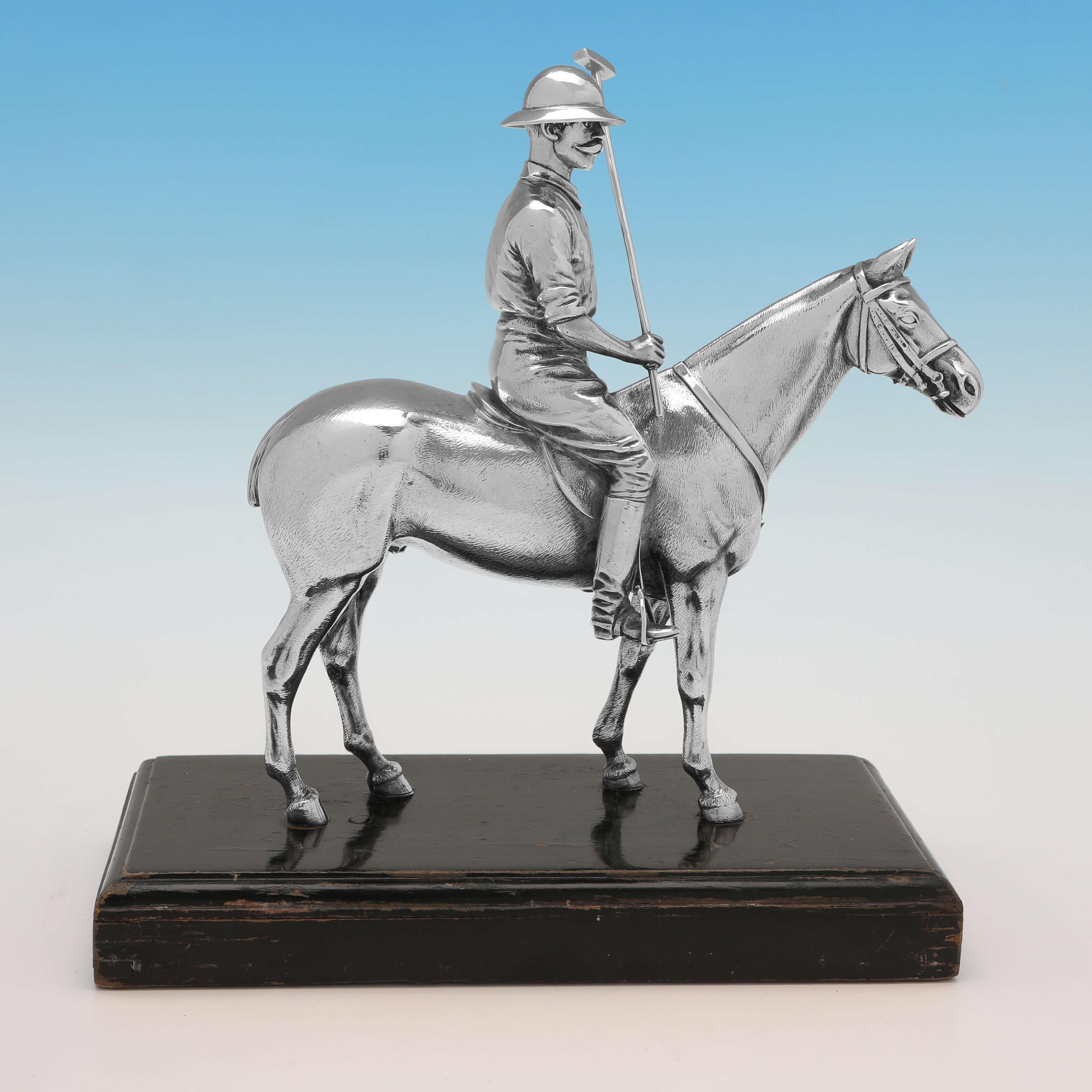 Dieses exquisite, antike Sterlingsilbermodell eines Polopferdes und eines Spielers wurde 1908 in London von Mappin & Webb gestempelt und ist wunderbar detailliert. 

Das Modell ist 19 cm (7,5