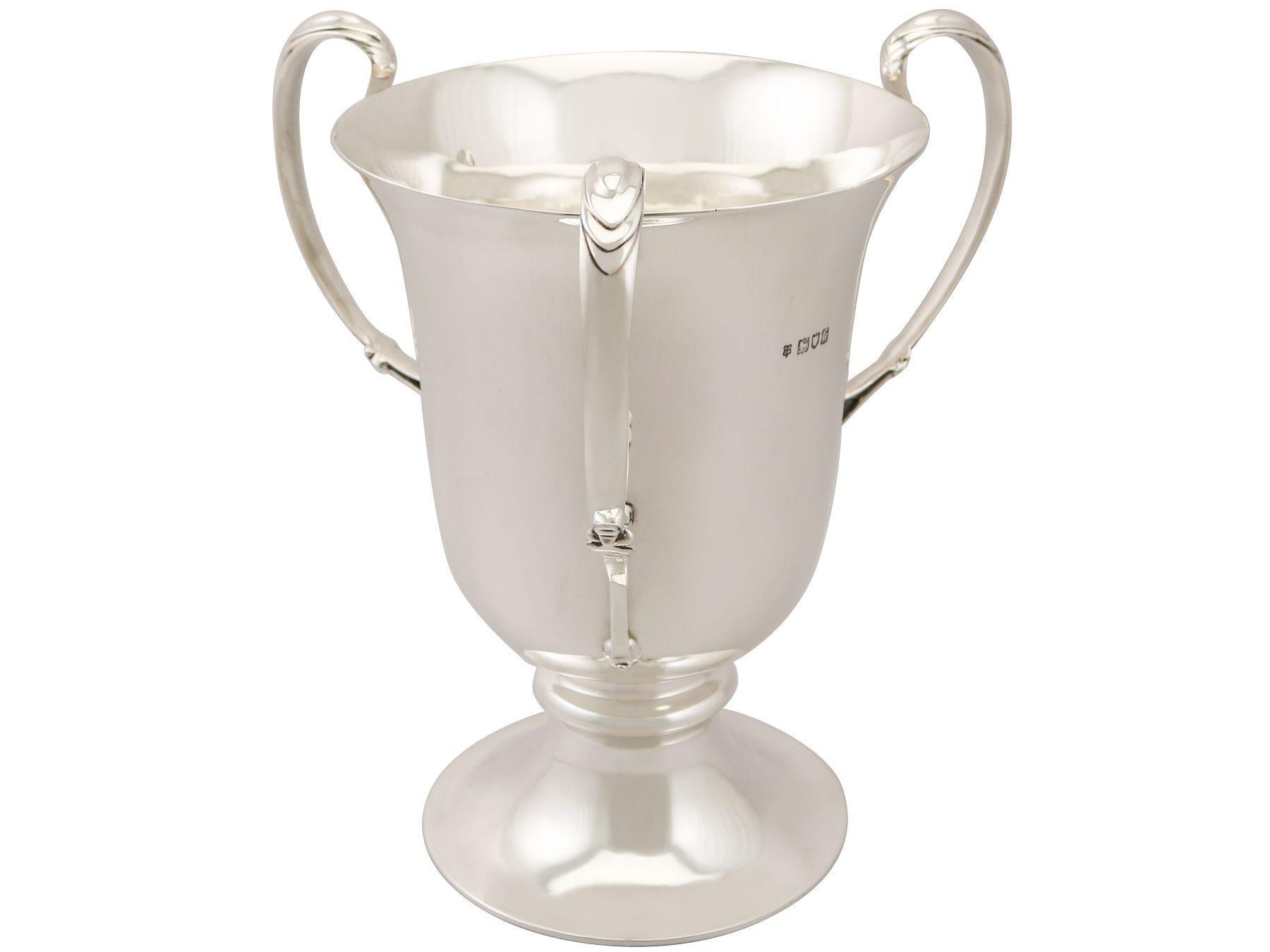 An exceptional, fine and impressive antique Edwardian English sterling silver Art Nouveau, tyg style presentation cup / bottle holder; an addition to our ornamental silverware collection.

This exceptional antique Edwardian sterling silver tyg*