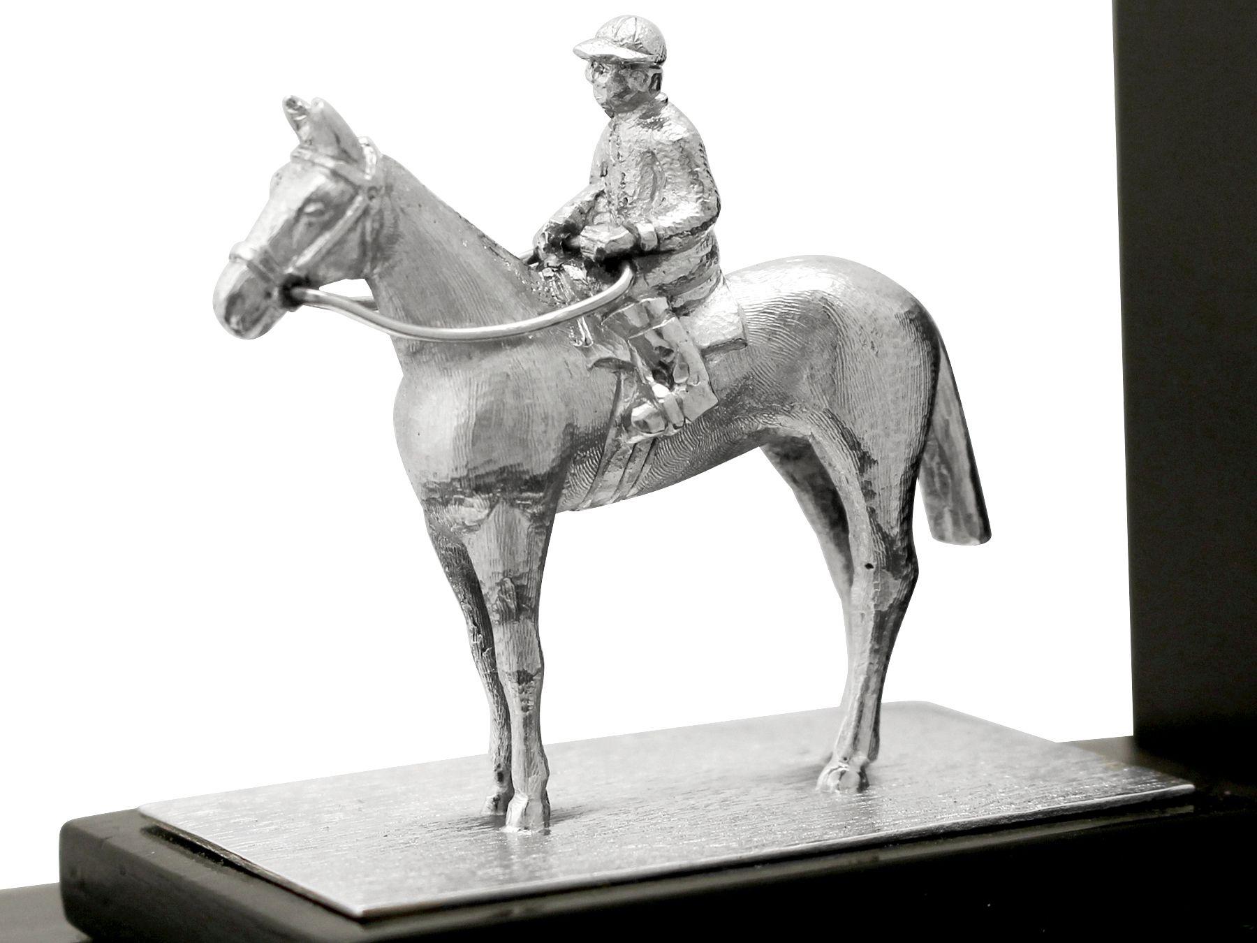 Trofeo / Centrotavola di presentazione in argento sterling d'epoca di Elisabetta II in vendita 1