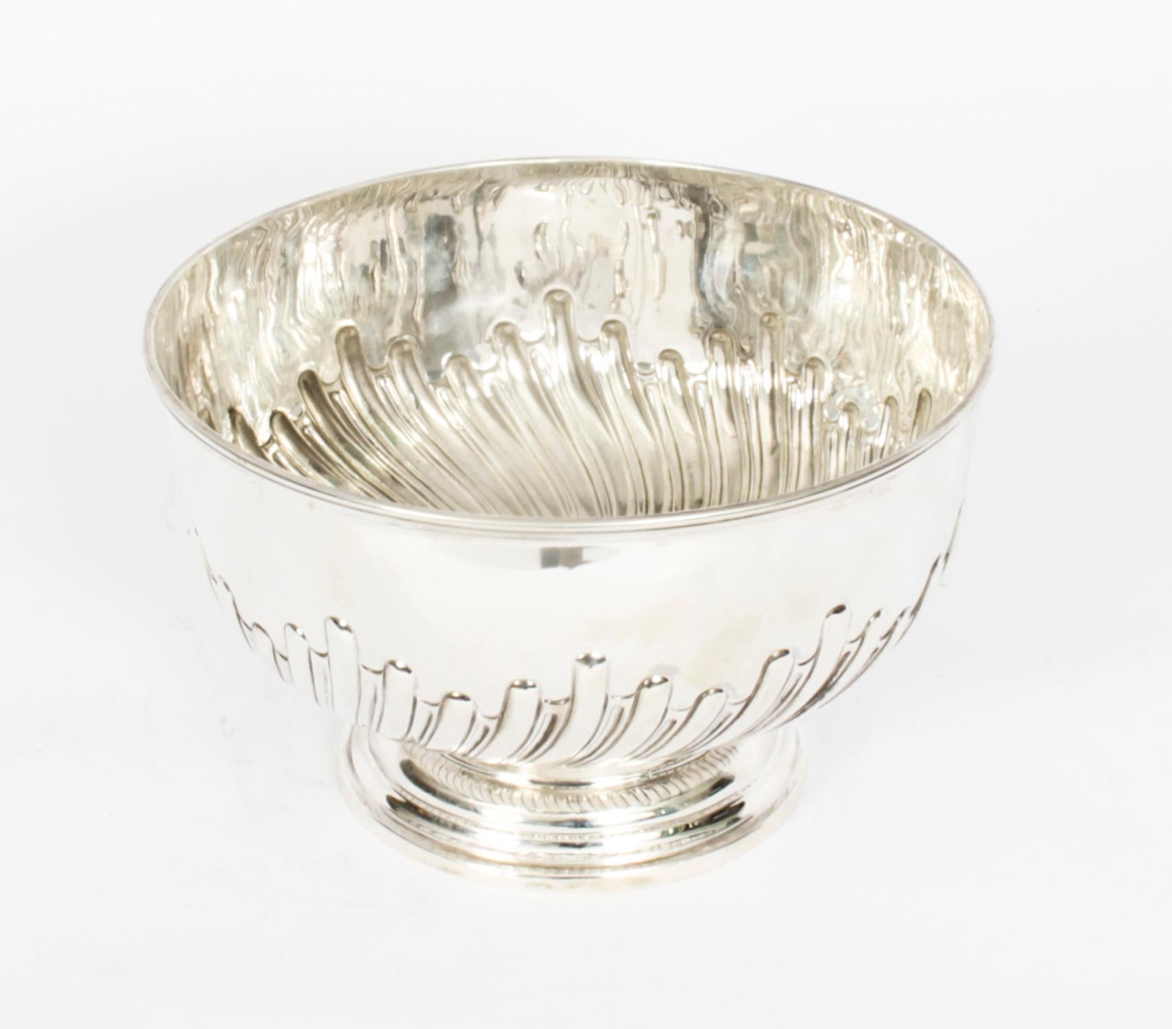 Antigua ponchera de plata de ley Walker & Hall 1893 S. XIX Fines del siglo XIX en venta