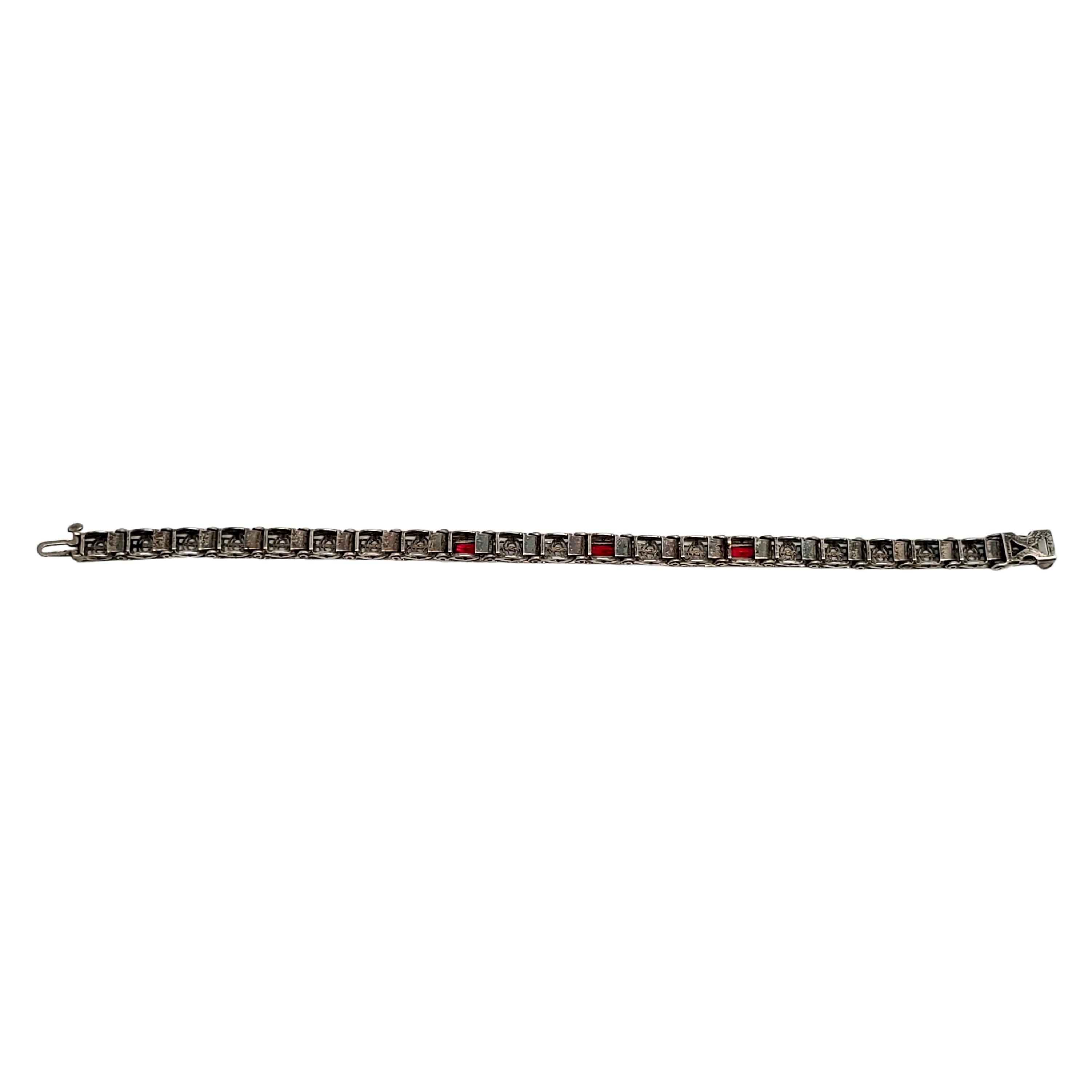 Antikes filigranes Armband aus Sterlingsilber mit rotem Stein im Angebot 1