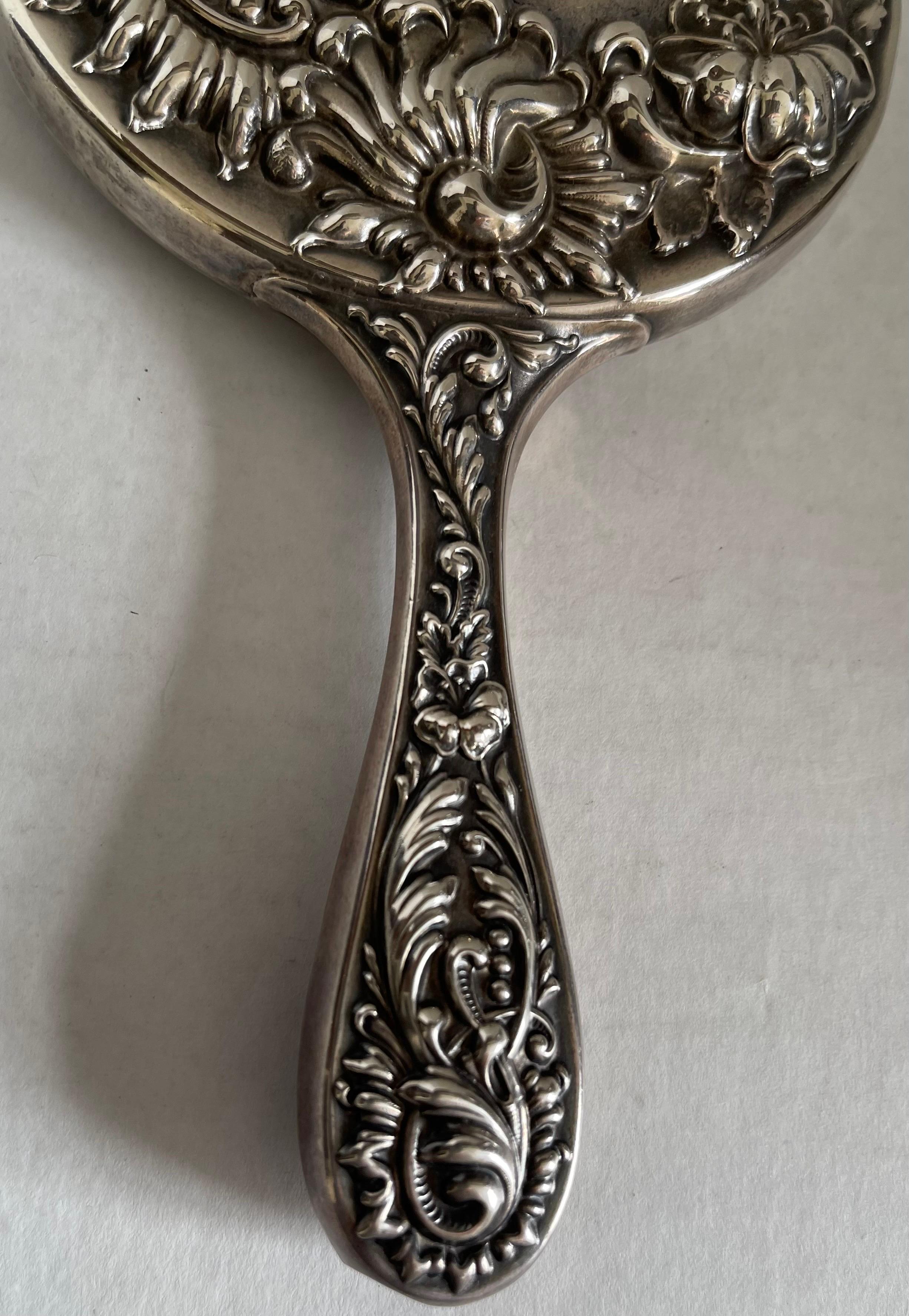 Antiker Sterling Silber Repoussè Handspiegel im Zustand „Gut“ im Angebot in Stamford, CT