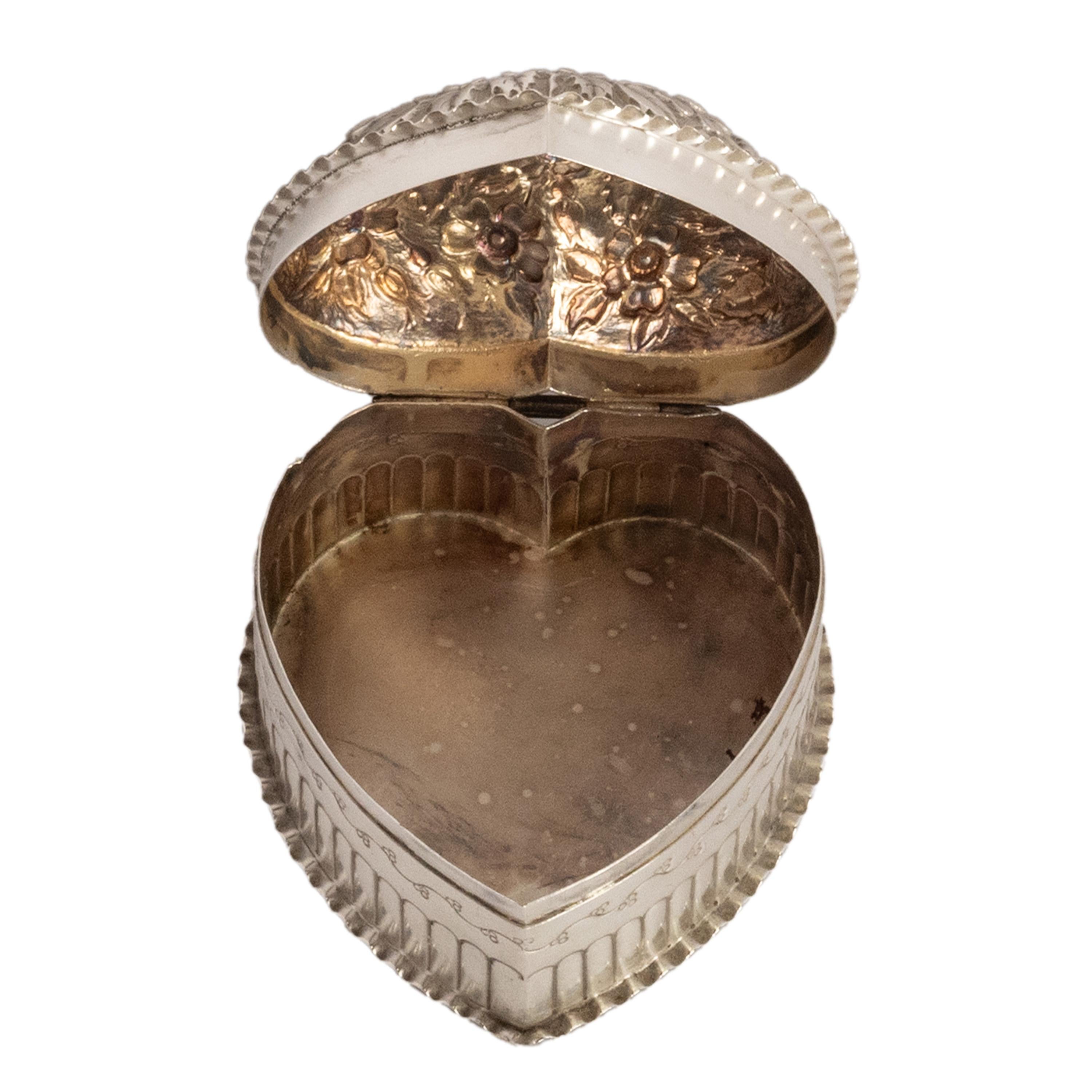 Boîte à bijoux ancienne en argent sterling repoussé avec cœur de William Hutton London en vente 3