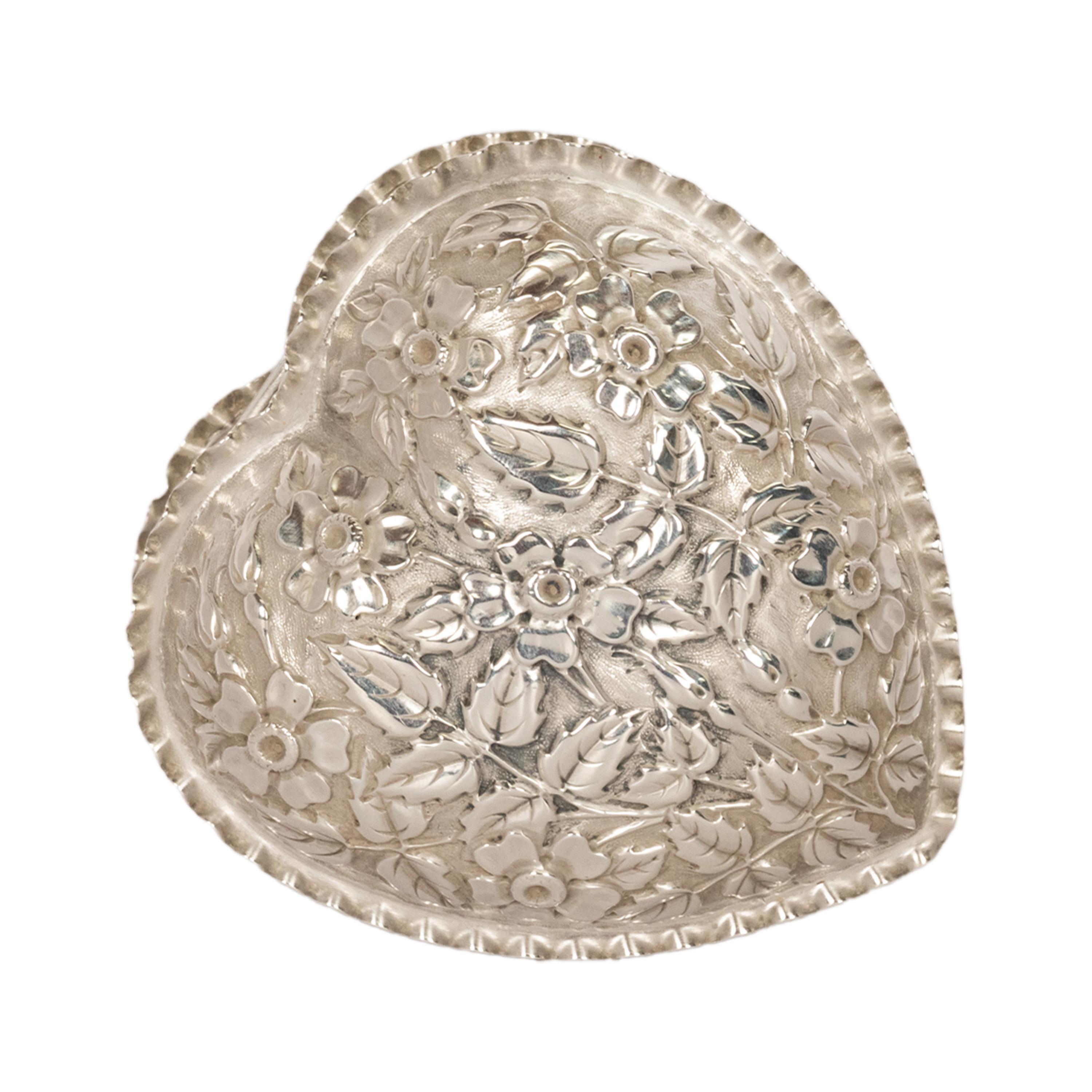 Boîte à bijoux ancienne en argent sterling repoussé avec cœur de William Hutton London en vente 6
