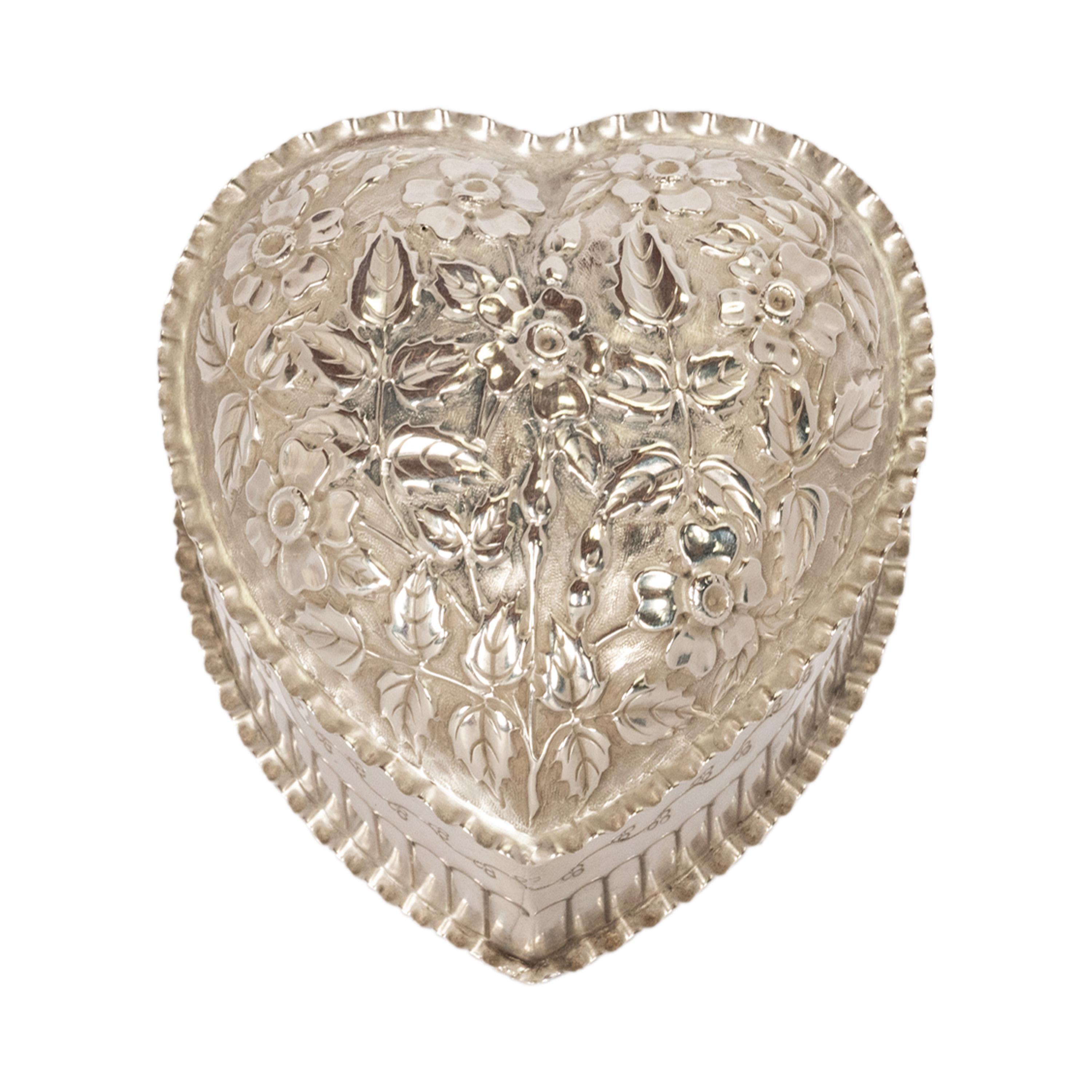 Boîte à bijoux ancienne en argent sterling repoussé avec cœur de William Hutton London en vente 7