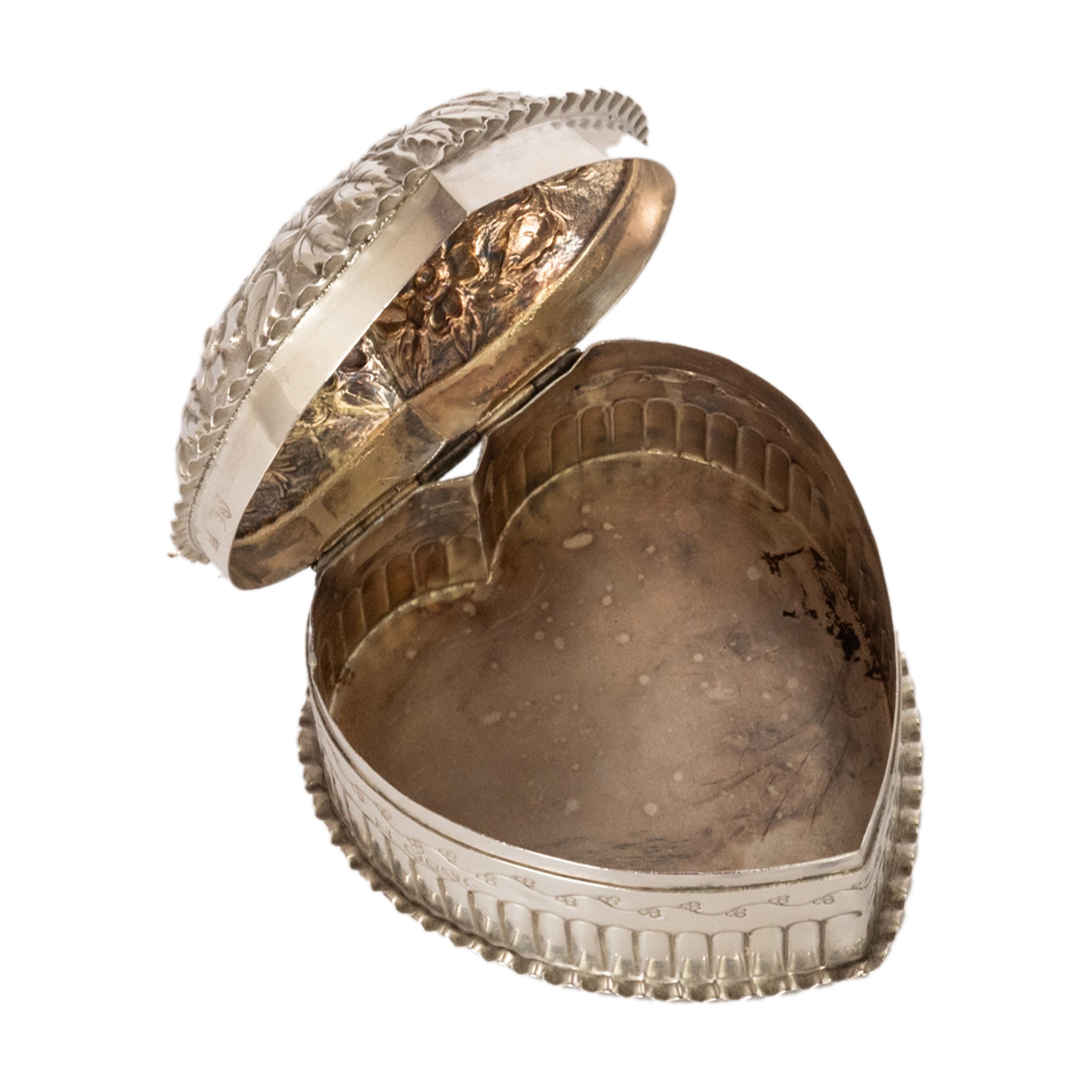 Argent sterling Boîte à bijoux ancienne en argent sterling repoussé avec cœur de William Hutton London en vente