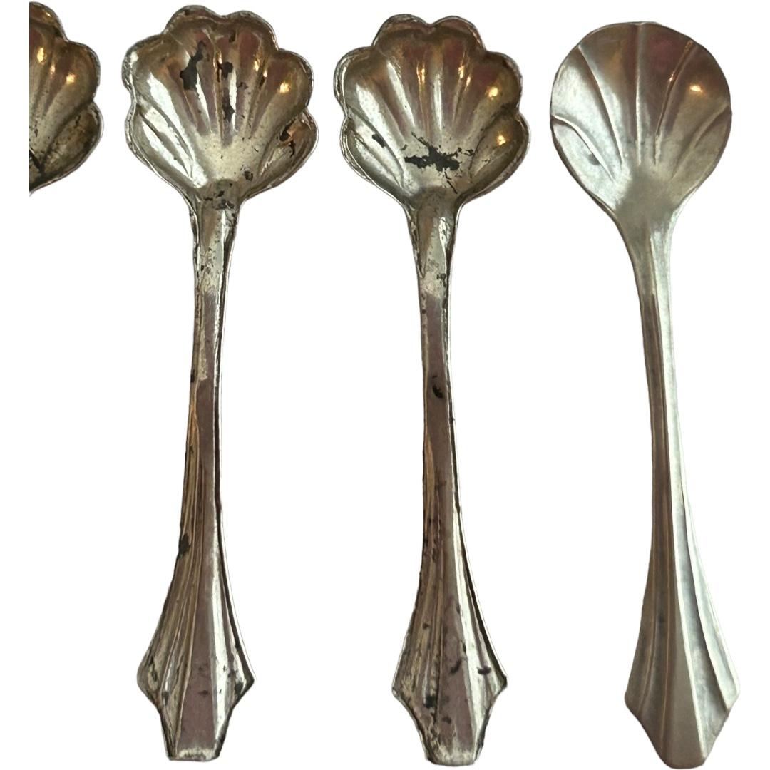 Antique Sterling Silver Ruffled Shell Pattern Salt Spoons ~ 6 In Good Condition For Sale In Naples, FL