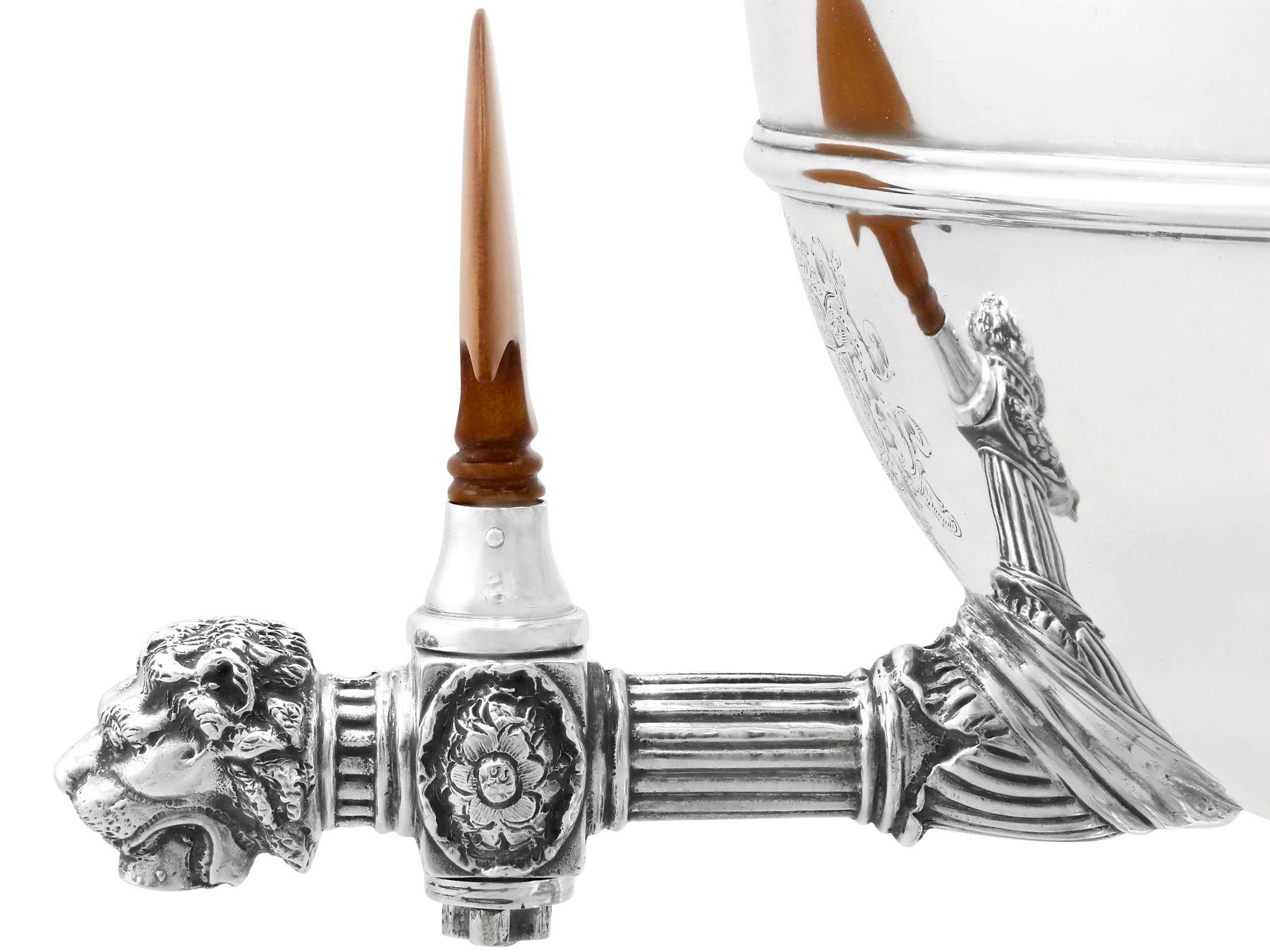Samovar ancien en argent sterling de style Régence par Paul Storr en vente 3
