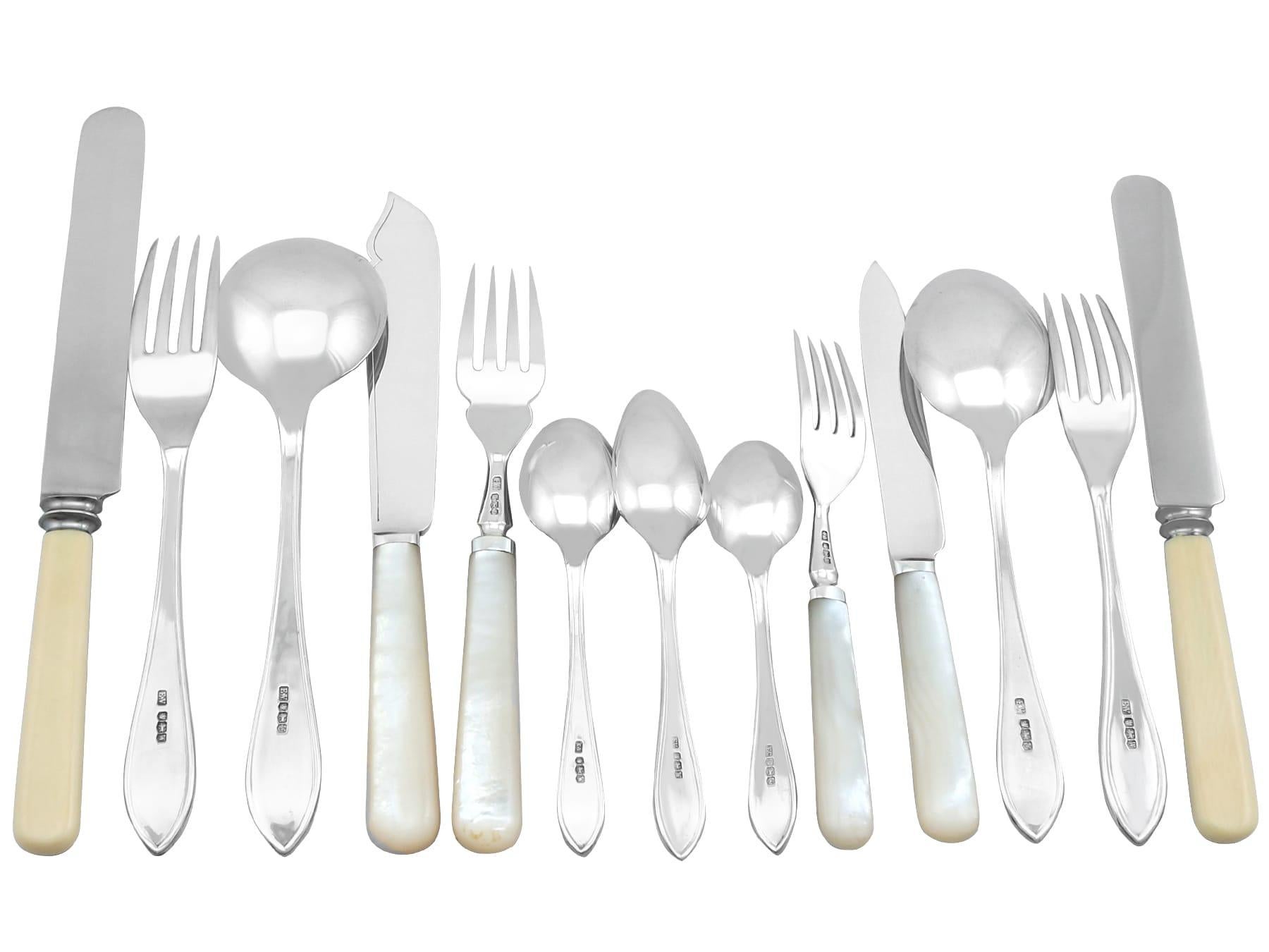 Antique Sterling Silver Sandringham Pattern Canteen of Cutlery for Twelve Person (Cantine de couverts pour douze personnes) en vente 4