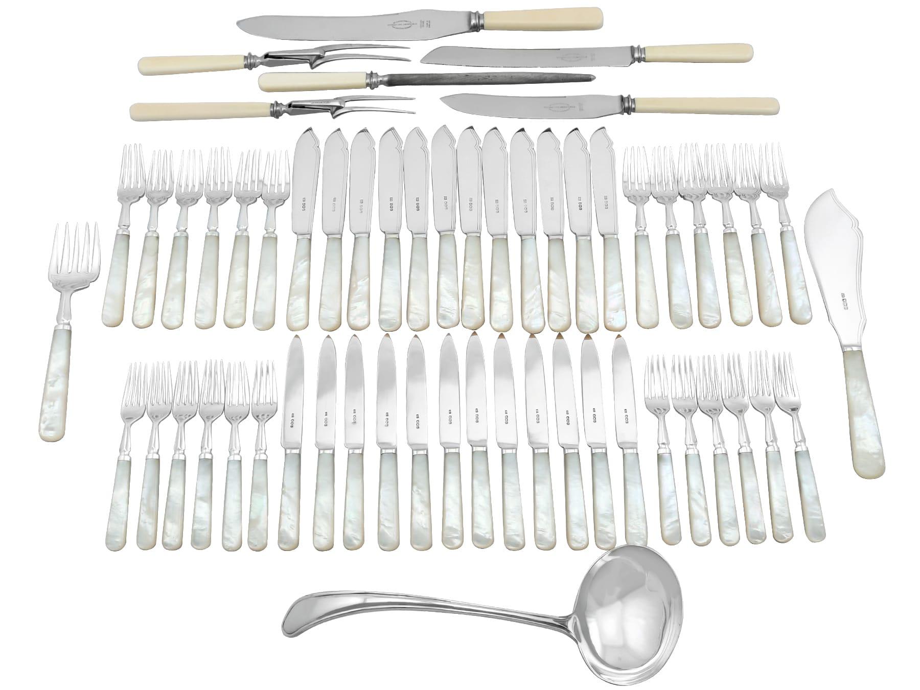 Antique Sterling Silver Sandringham Pattern Canteen of Cutlery for Twelve Person (Cantine de couverts pour douze personnes) en vente 1