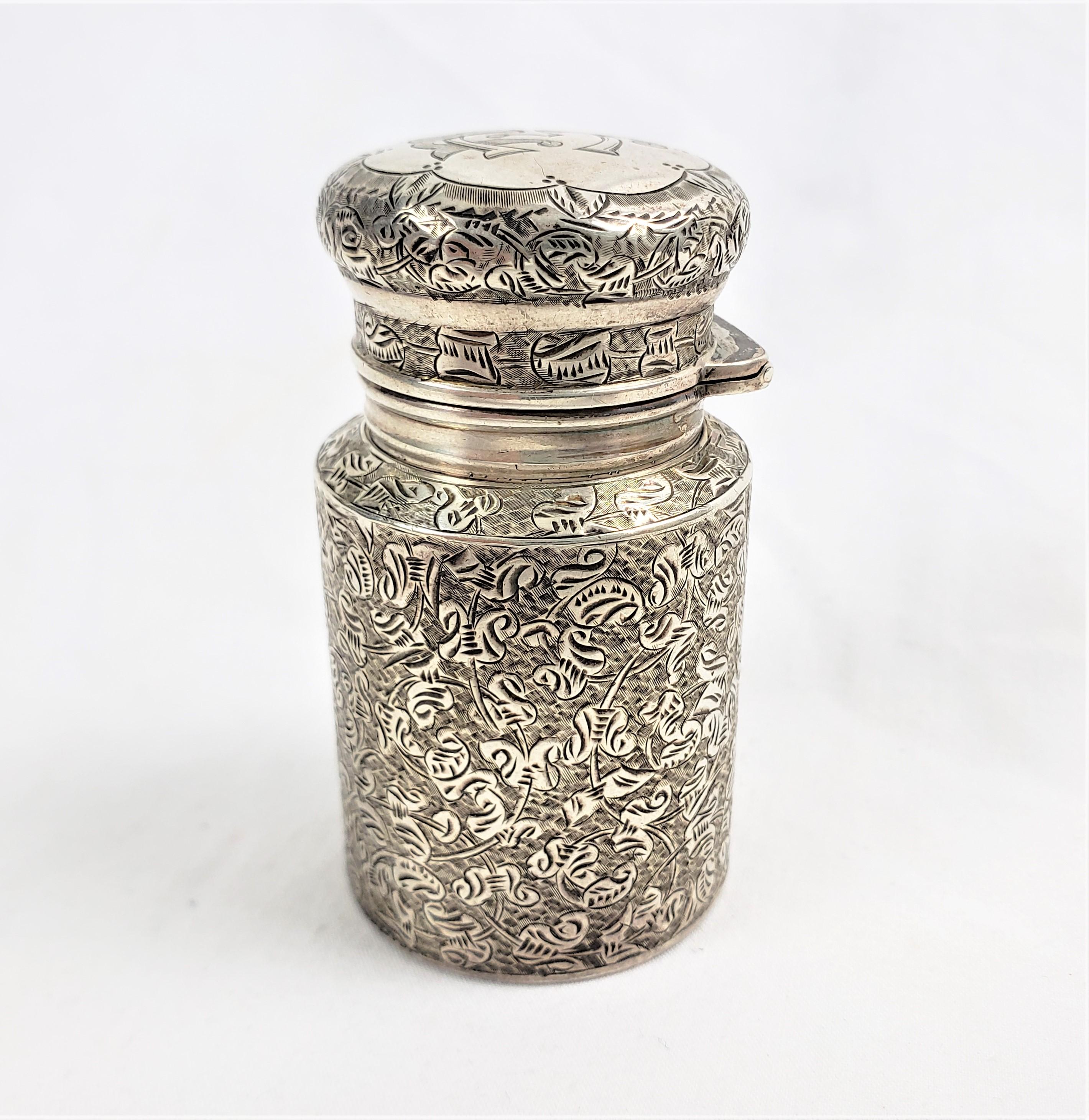 Anglais Flacon de parfum ou de parfum ancien en argent sterling avec décoration ciselée en vente
