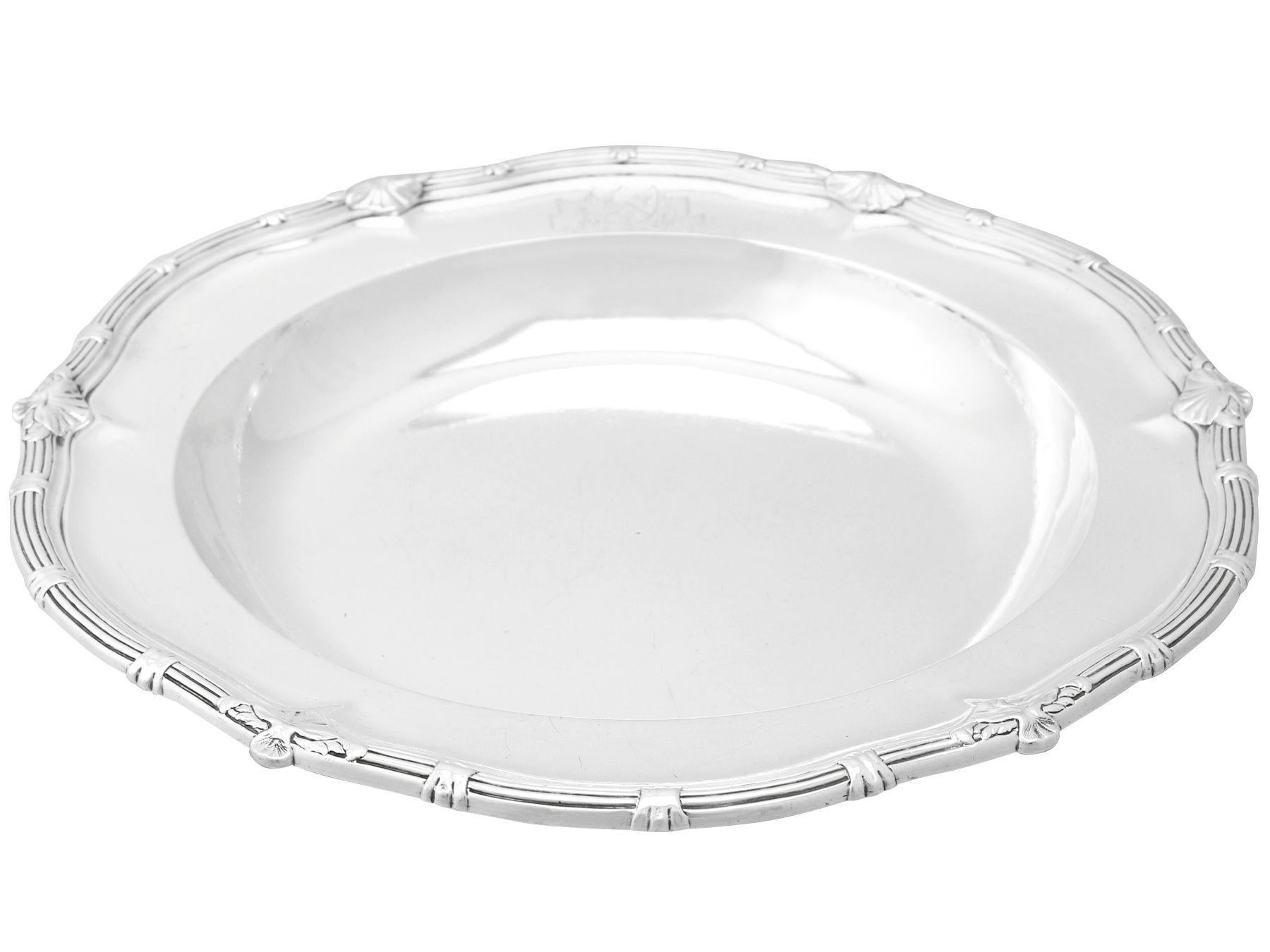 An exceptional, fine and impressive antique George II English sterling silver serving dish made by Paul de Lamerie; an addition to our Georgian dining silverware collection.

This exceptional George II sterling silver serving dish has a plain