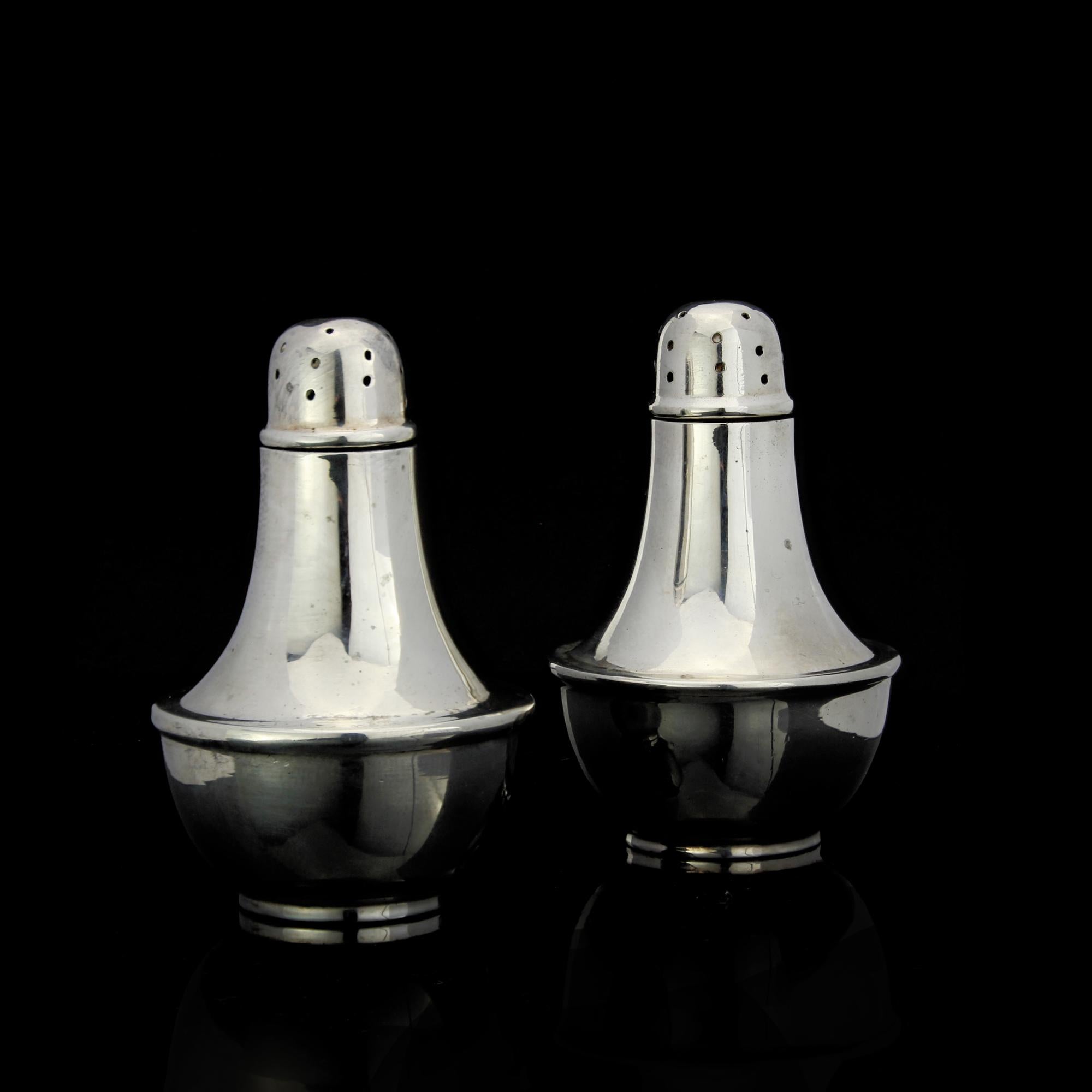 Antique sterling silver small pair of salt and pepper shakers
Maker: JC LTD ( Unidentified )
Made in England, Birmingham, 1932
Fully Hallmarked.

Dimensions:
Size diameter x weight 4.5 x 7 cm
Weight 59 grams

Condition report: Shakers are