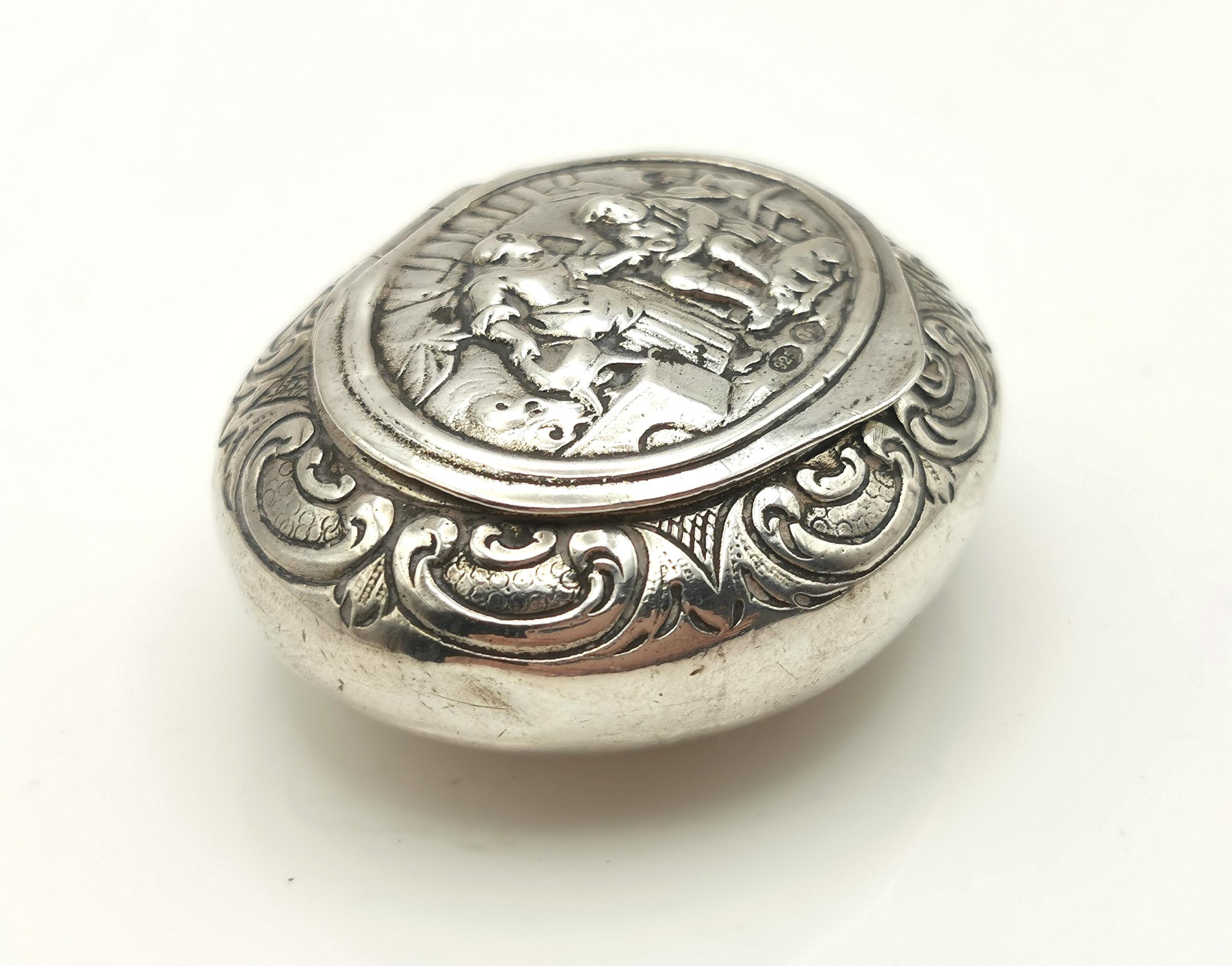 Antique sterling silver snuff box, Pictorial home scene  In Good Condition For Sale In NEWARK, GB