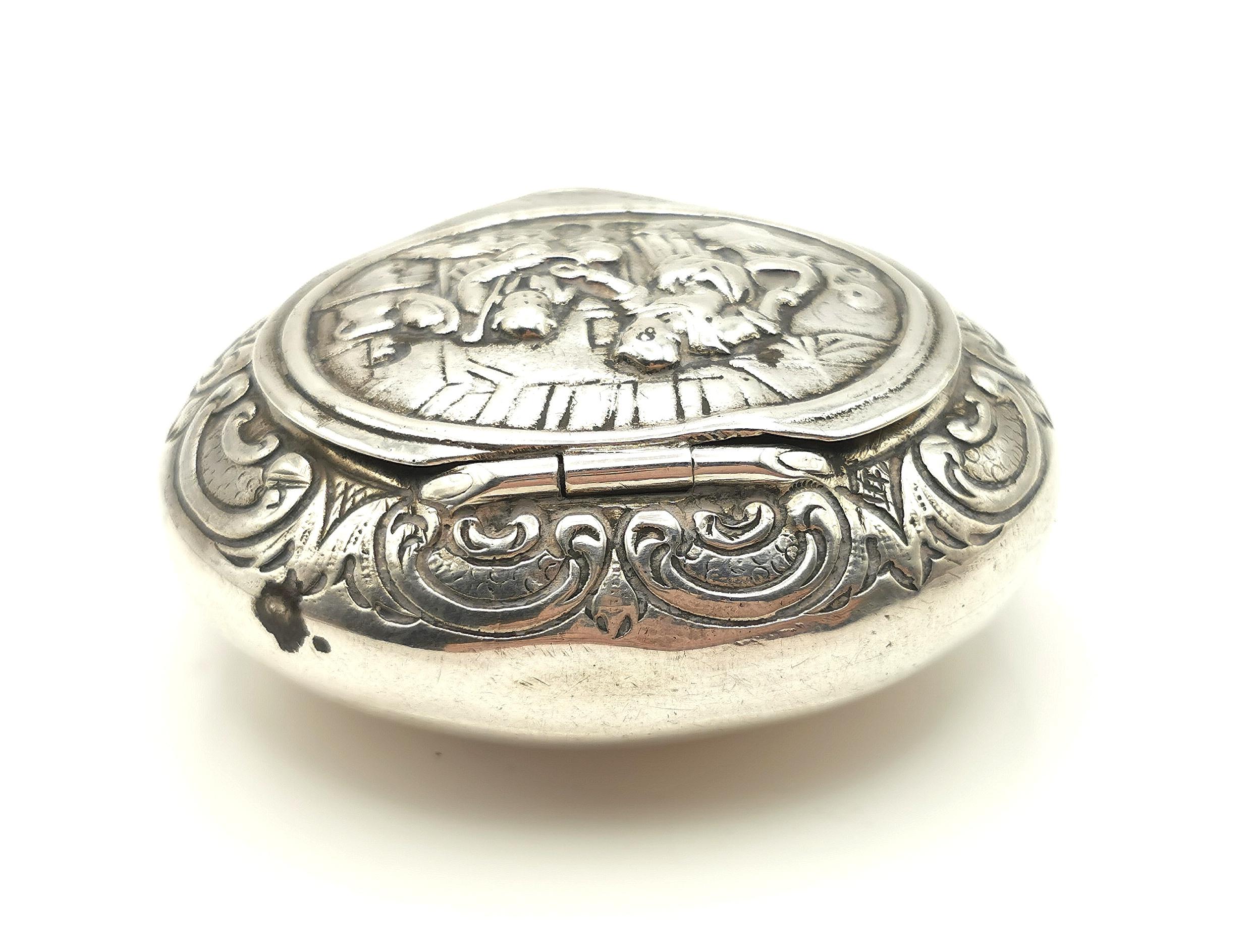 Antique sterling silver snuff box, Pictorial home scene  For Sale 1