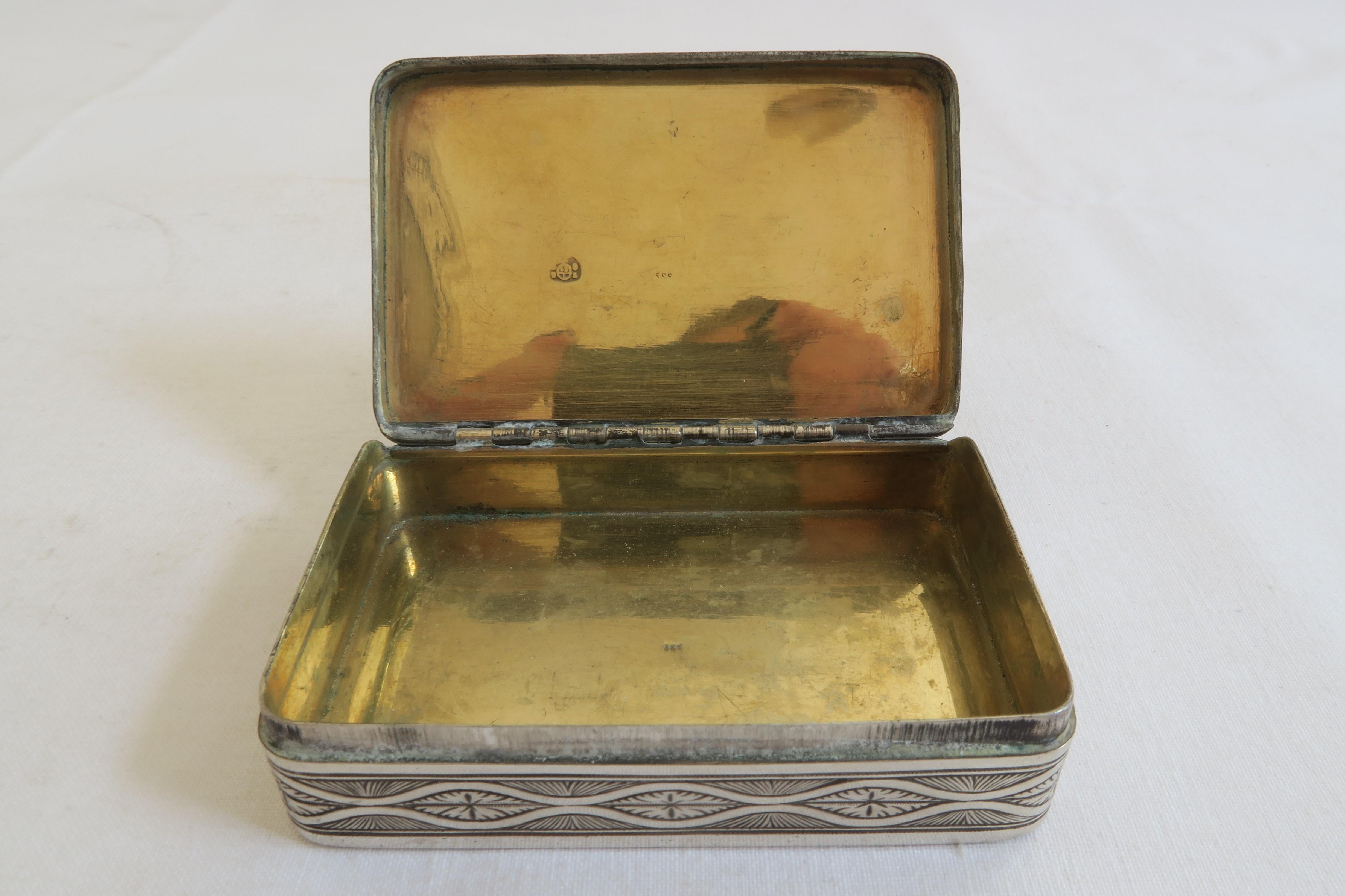 Antique Sterling Silver Snuff Box with Floral Motif In Excellent Condition For Sale In Vienna, AT