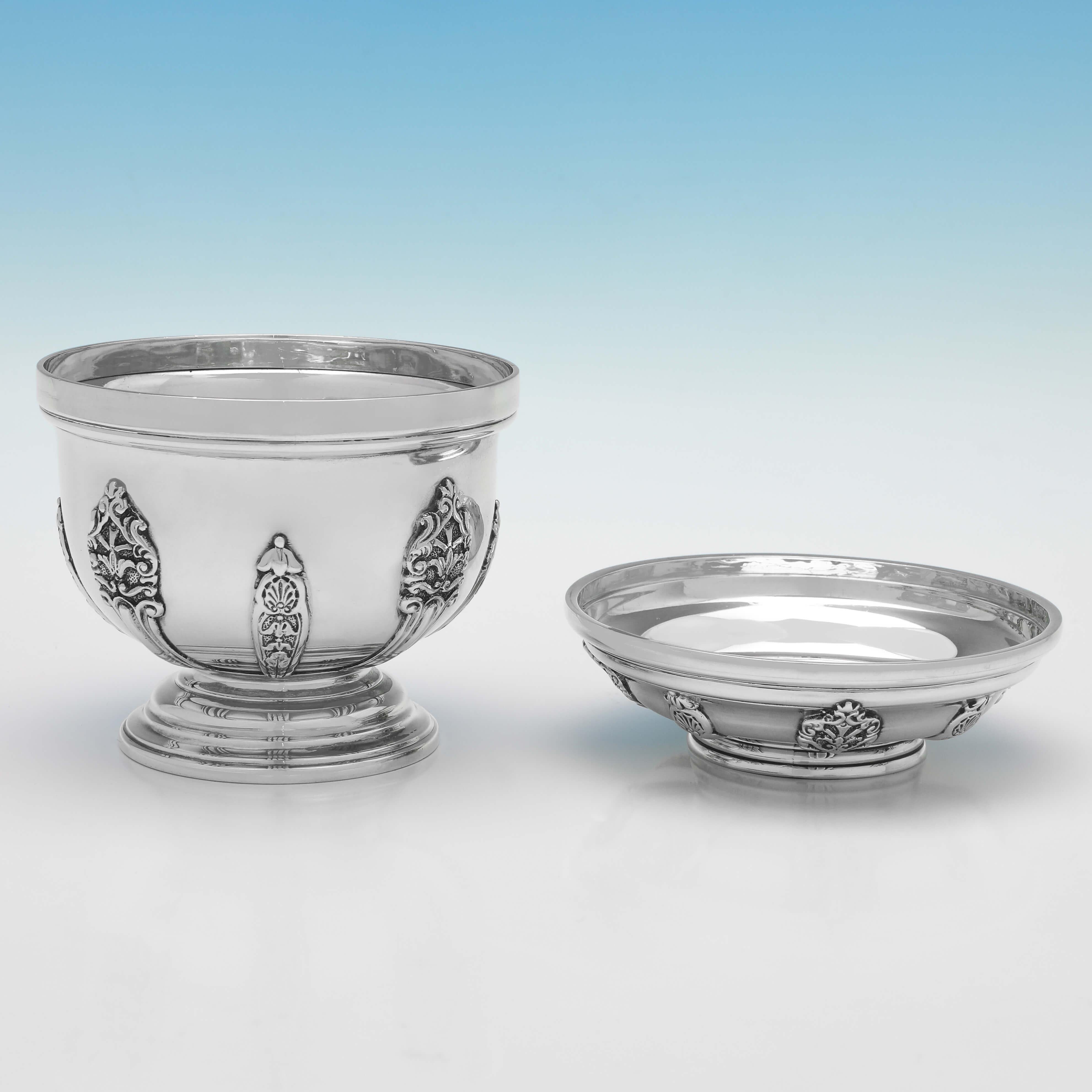 Hallmarked in London in 1906 by Henry & Arthur Vander, this attractive, Edwardian, Antique Sterling Silver Sugar Bowl with Cover, is a wonderful reproduction of a George II design. 

The sugar bowl measures 4.5