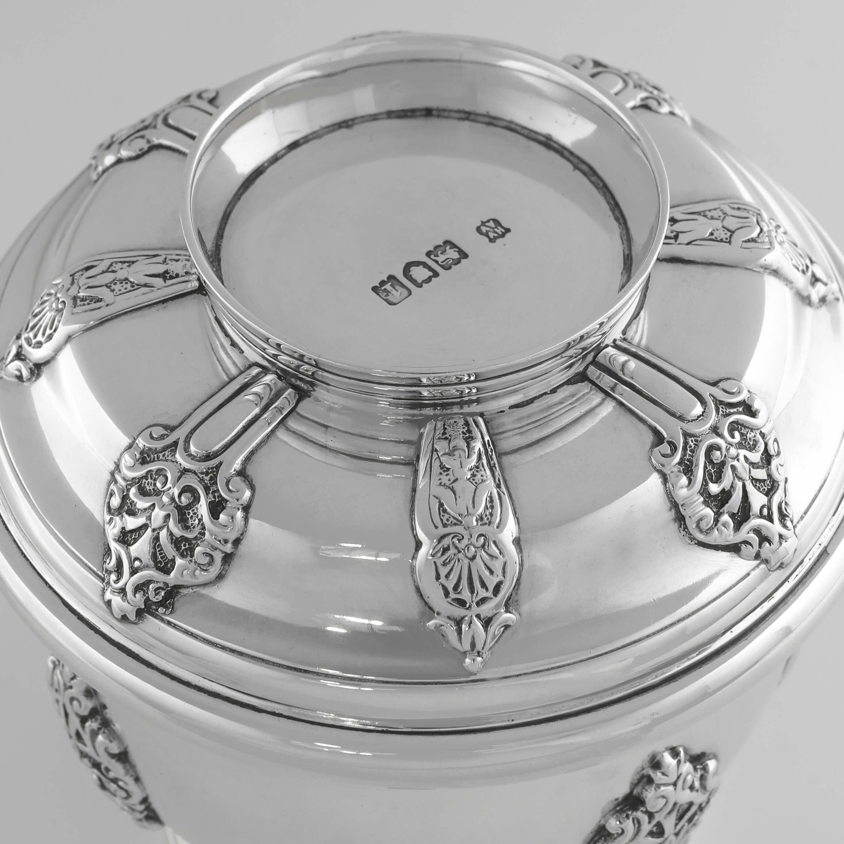 English Antique Sterling Silver Sugar Bowl With Lid - Vanders 1906 - George II Design For Sale