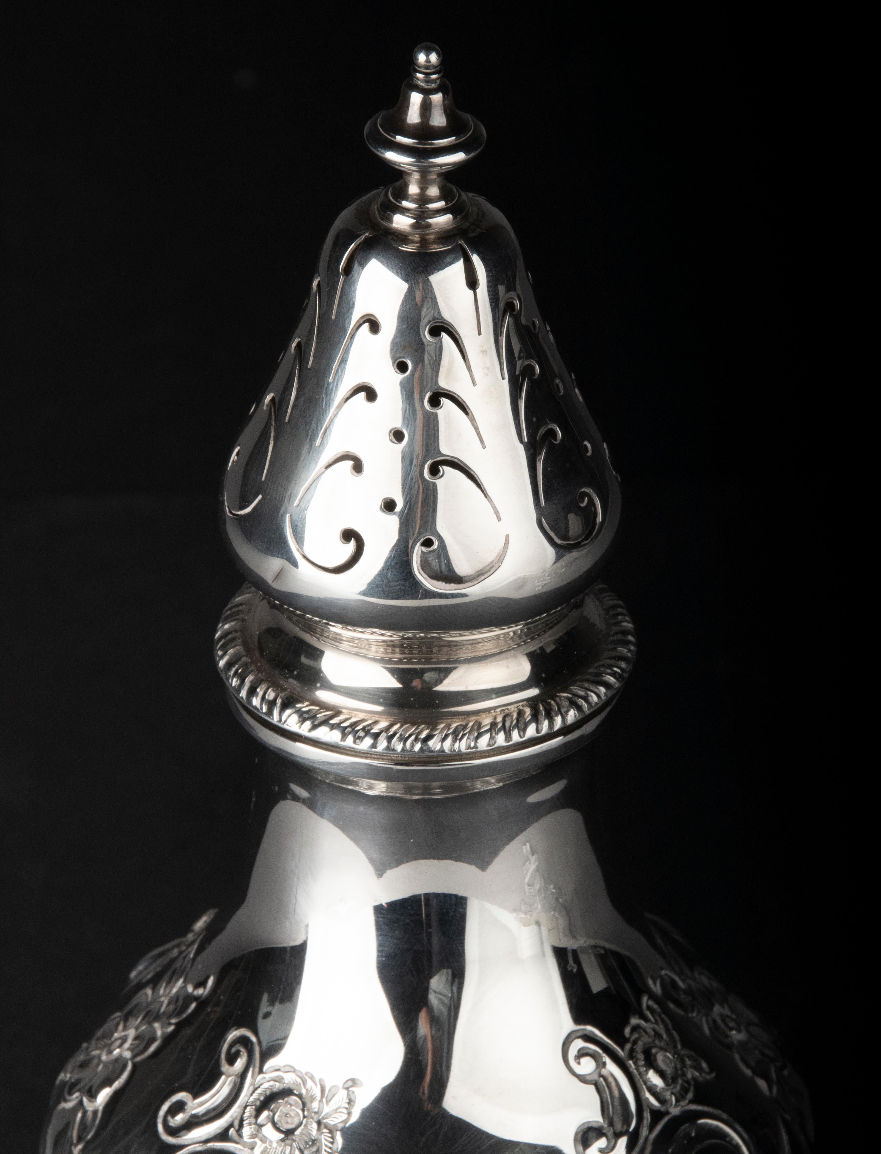 Shaker à sucre ancien en argent sterling en vente 7