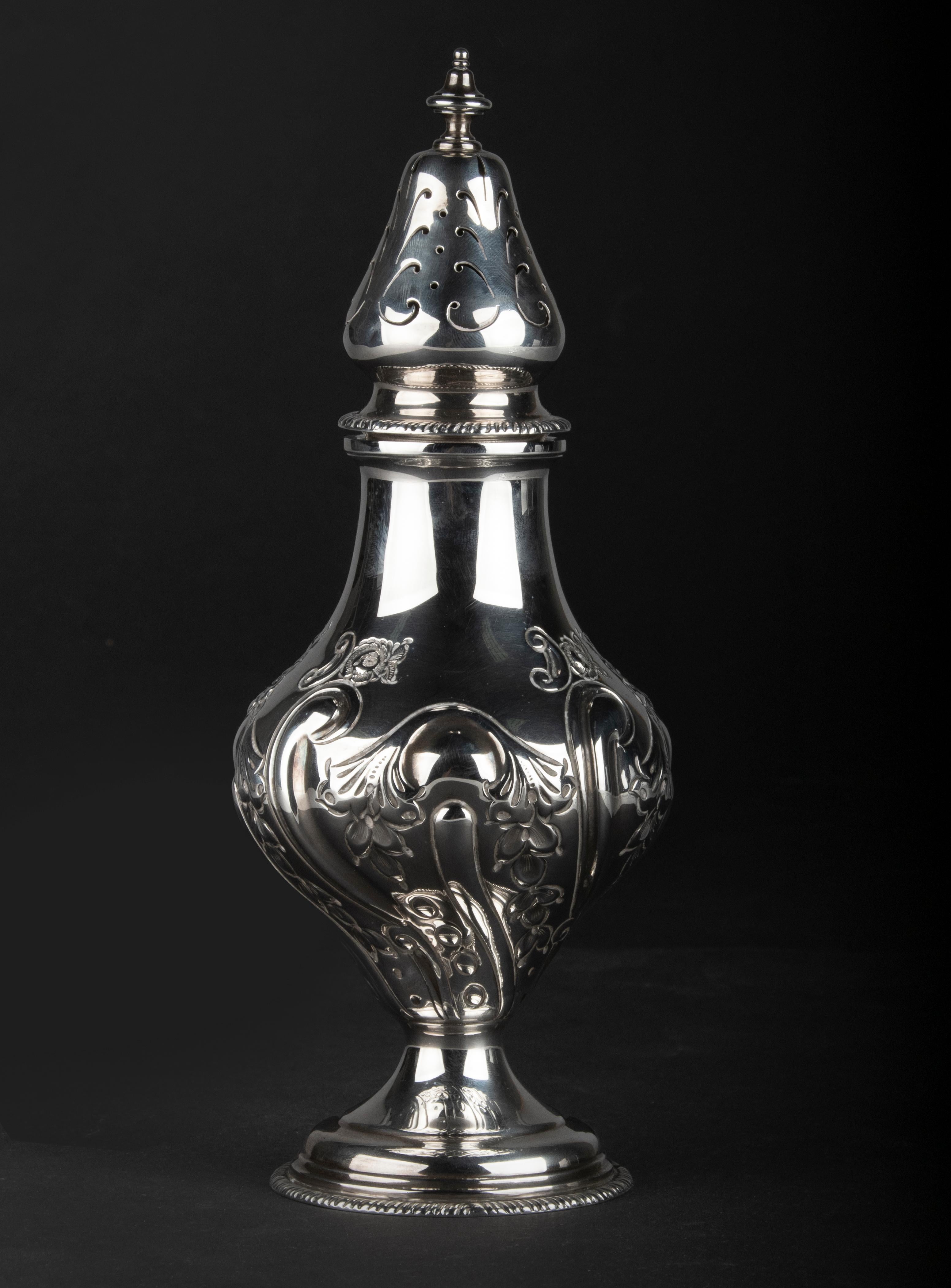 Large Sterling silver sugar caster, beautiful model with beautiful decorations in Regency style. The spreader has hallmarks of the city of Chester, dated 1905. The maker's mark is also known, this one is Cornelius Desormeaux Saunders & James Francis