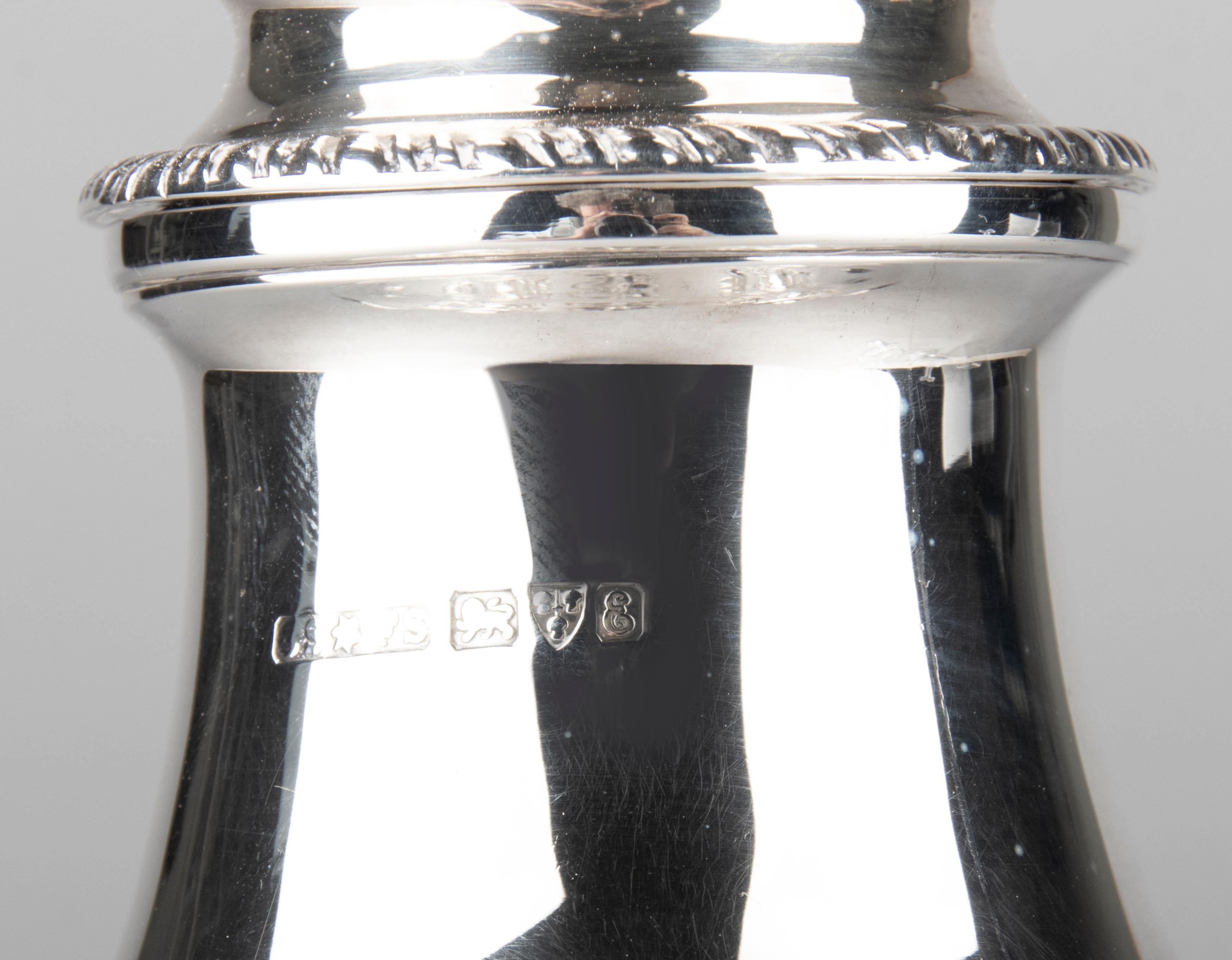 Antique Sterling Silver Sugar Shaker In Good Condition For Sale In Casteren, Noord-Brabant