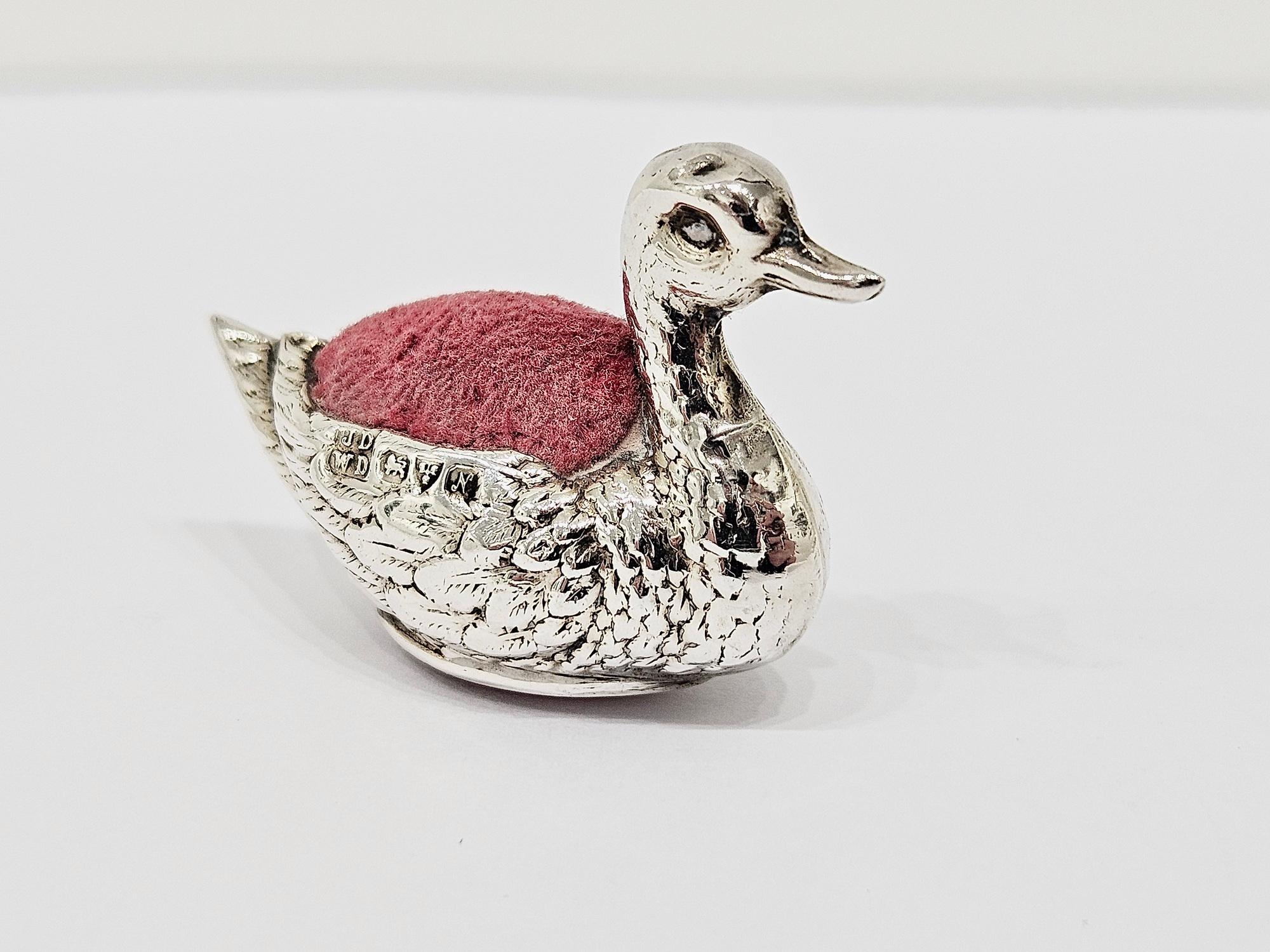 Ein Edwardian Neuheit Silber Nadelkissen realistisch modelliert als eine Miniatur-Ente, komplett mit rotem Samt Kissen und Basis. Die Punzierungen sind sehr deutlich und zeigen, dass sie 1913 von James Deakin & Sons (John & William F Deakin) in
