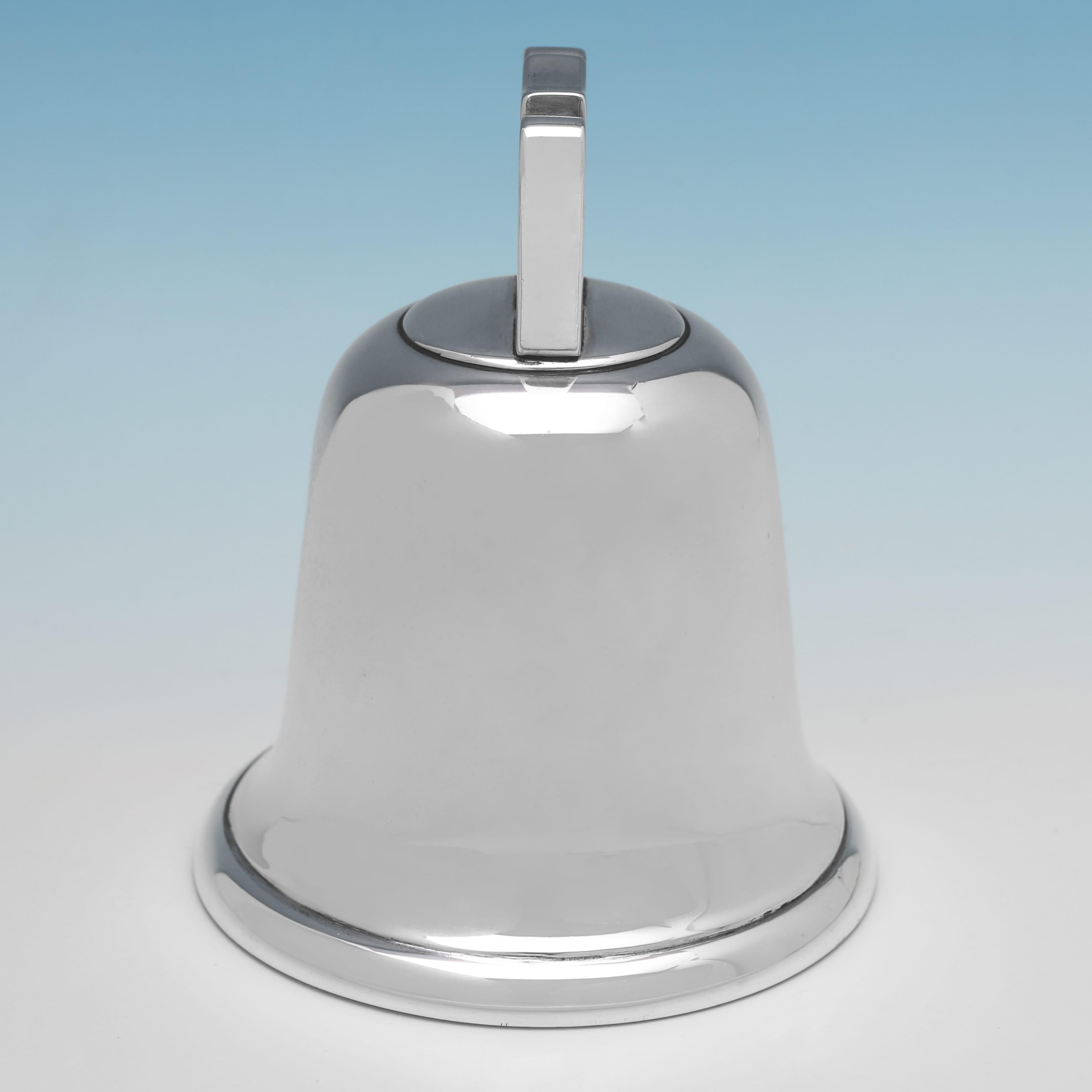 Anglais Cloche de table ancienne en argent sterling fabriquée en 1922 en vente