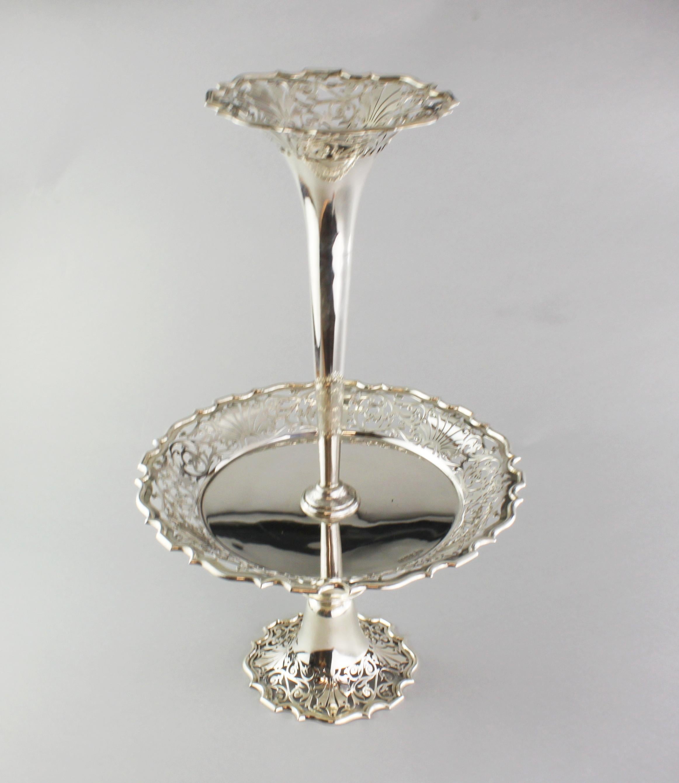 Antique sterling silver tazza dish with vase
Maker: Walker & Hall
Made in Sheffield, 1904
Fully hallmarked.


Size: 25.3 x 41 cm
Weight: 1055 grams

Condition: Minor wear and tear from general usage, excellent overall condition with no