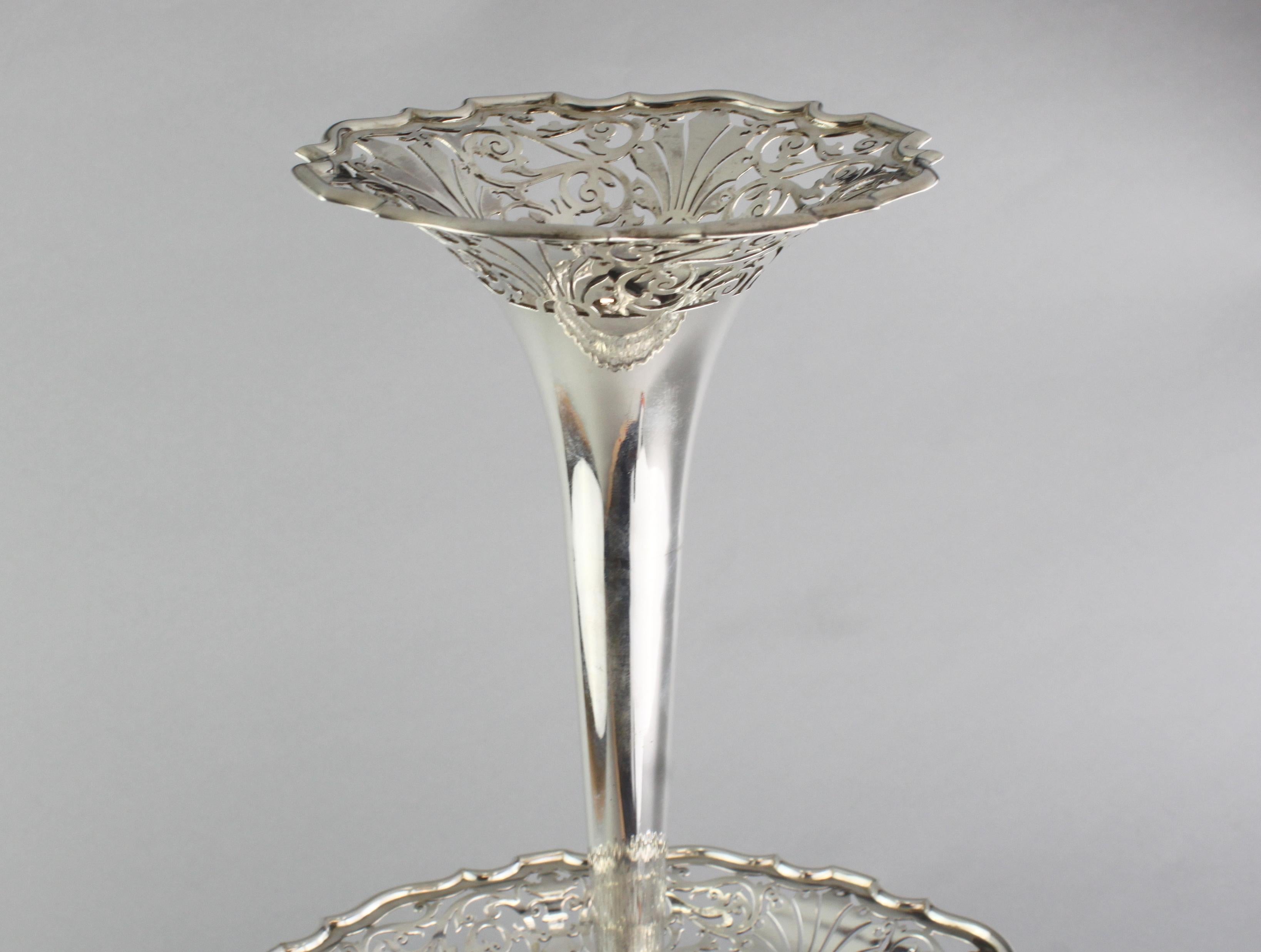 Antique Sterling Silver Tazza Dish with Vase, Walker & Hall, Sheffield, 1904 In Good Condition In Braintree, GB