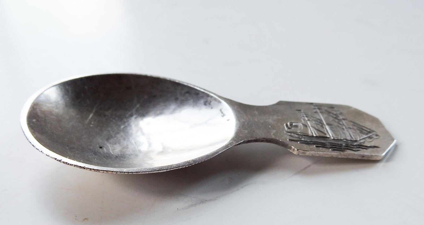 Antique Sterling Silver Tea Caddy Spoon Engraved Ship In Good Condition For Sale In Seguin, TX