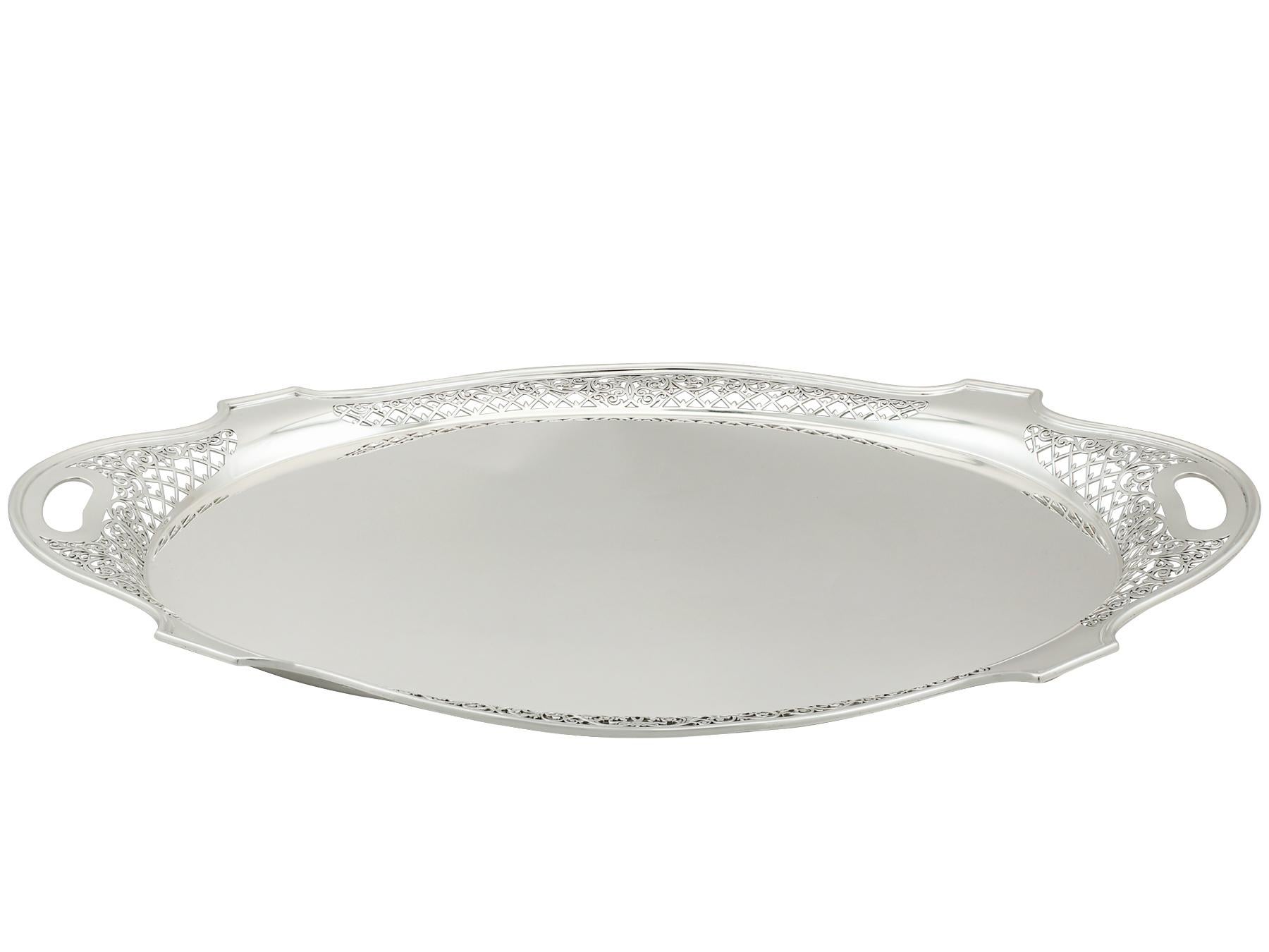 An exceptional, fine and impressive, antique George V English sterling silver tea tray; an addition to our silverware collection.

This exceptional antique George V sterling silver tray has an oval shaped form.

The surface of this antique tray