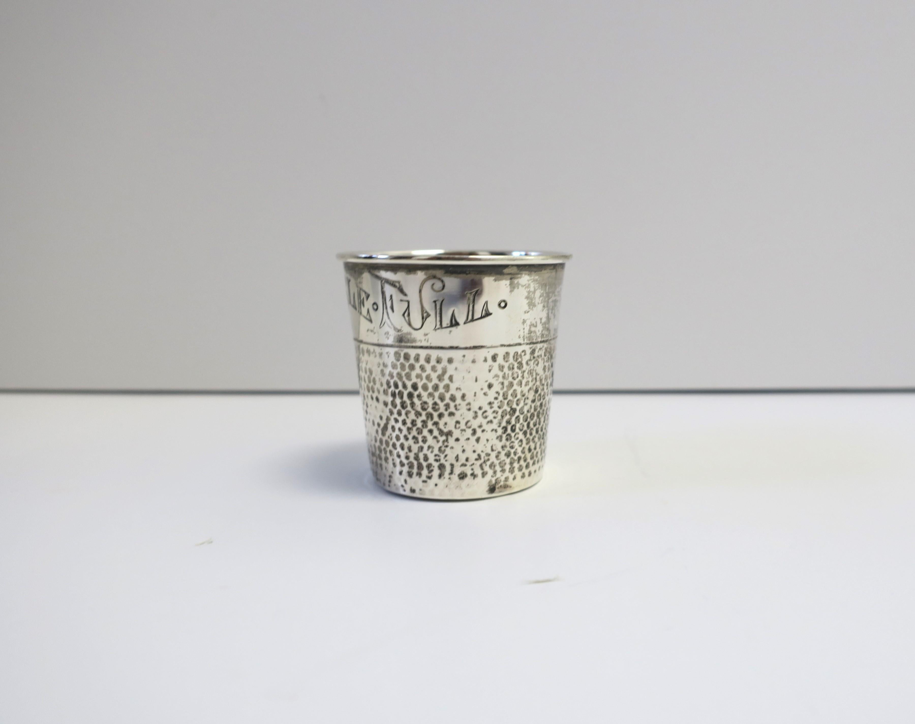 Gravé Antique Sterling Silver Thimble Shot Glass Jigger Art Nouveau en vente