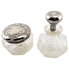 Antiguo Juego de Botella y Jarra con Tapa de Plata de Ley y Decoración Grabada