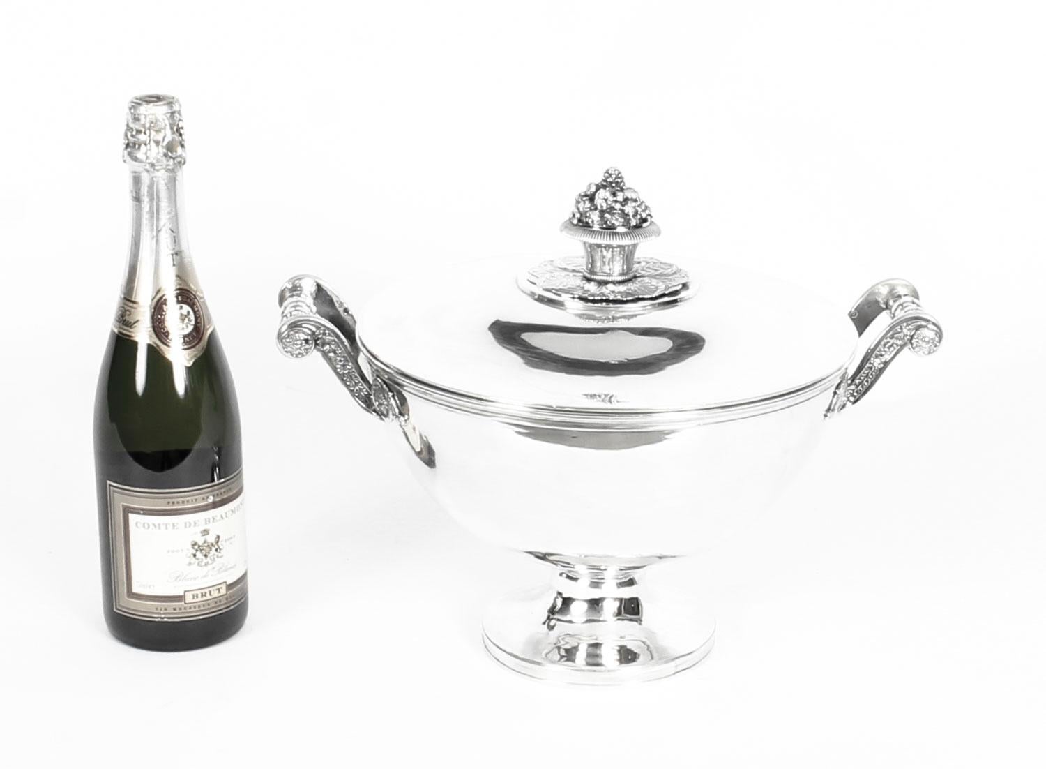 Sopera antigua de plata de ley de Marc Jacquard Vendida por Bulgari Siglo XIX en venta 9
