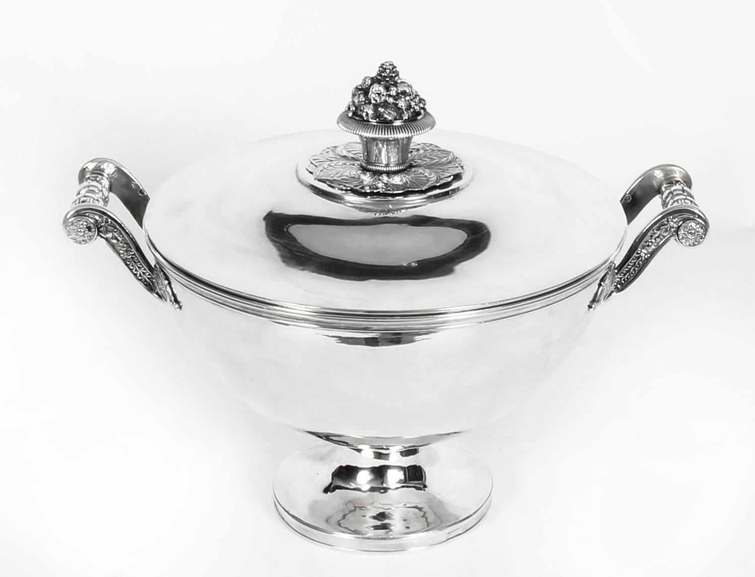Se trata de una magnífica sopera antigua francesa de plata de ley con tapa, vendida al por menor por Bulgari Roma, con los sellos del fabricante Marc Jacquard y fechada hacia 1810.
 
Esta sopera redonda de plata tiene elementos rococó que acentúan