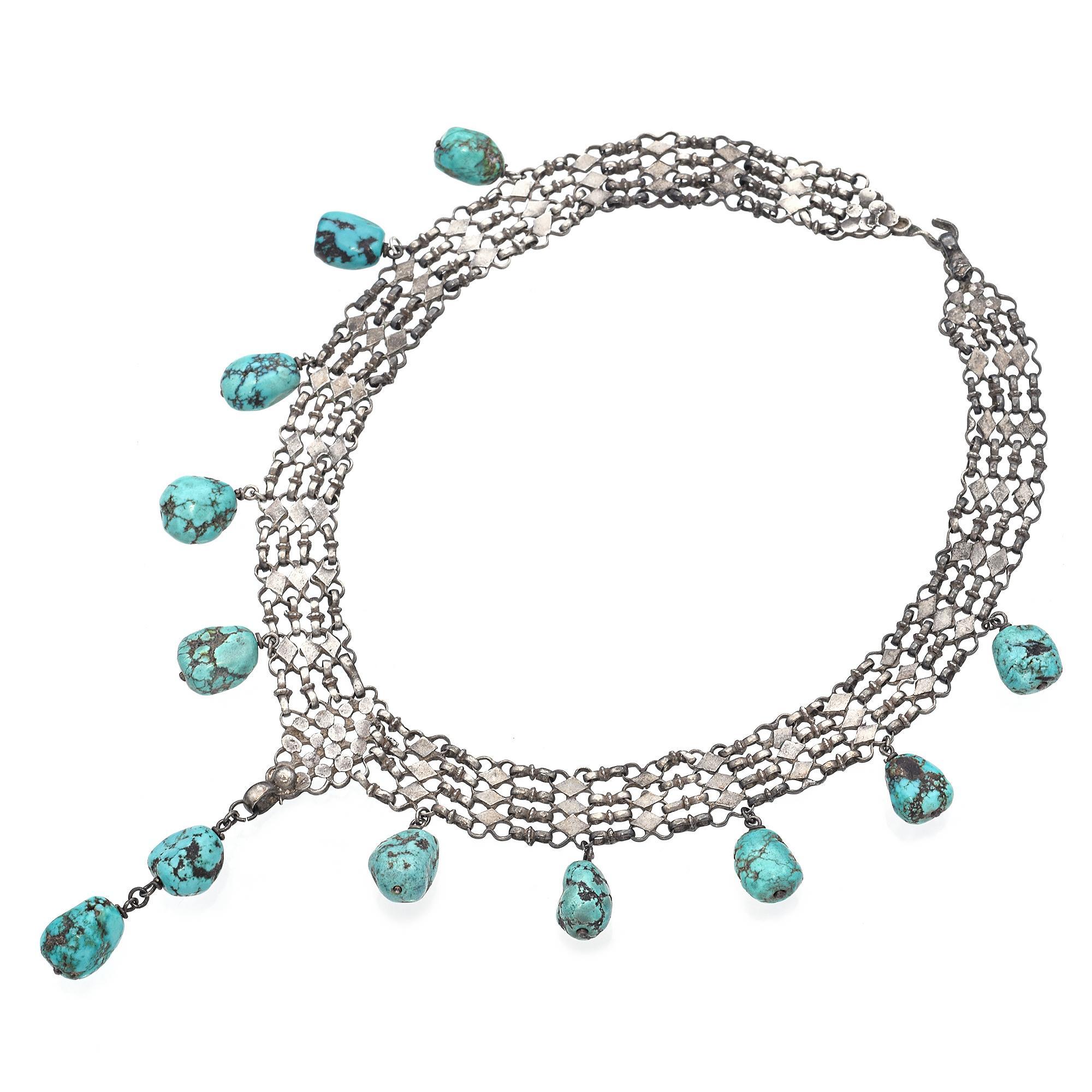 Eleva la tua collezione di gioielli con questa squisita collana a lampadario in argento sterling antico, ornata da splendide pietre turchesi naturali. L'intricata lavorazione a filigrana mette in mostra una delicata lavorazione del metallo, che