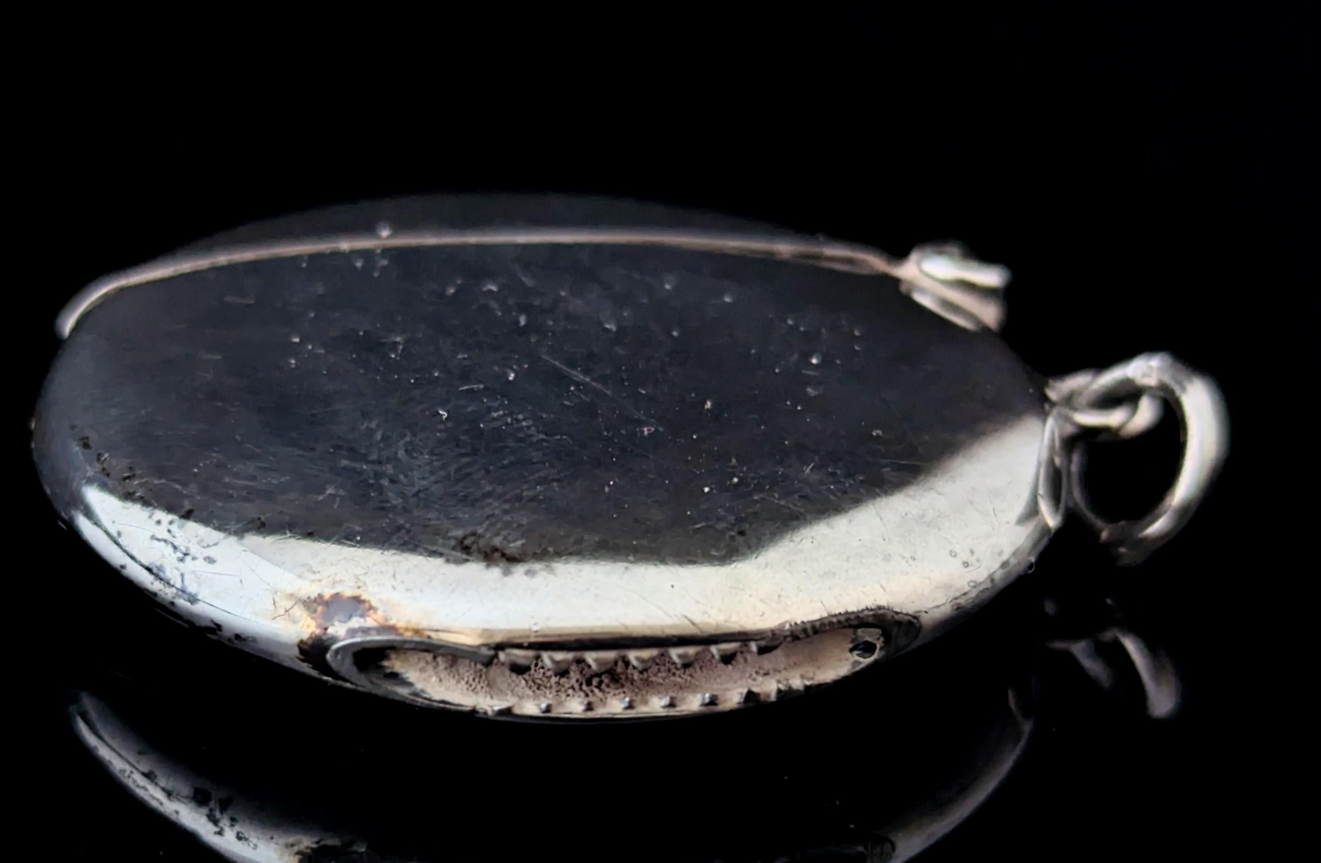 Antique Sterling silver Vesta case, round, Xmas 1912 For Sale 3