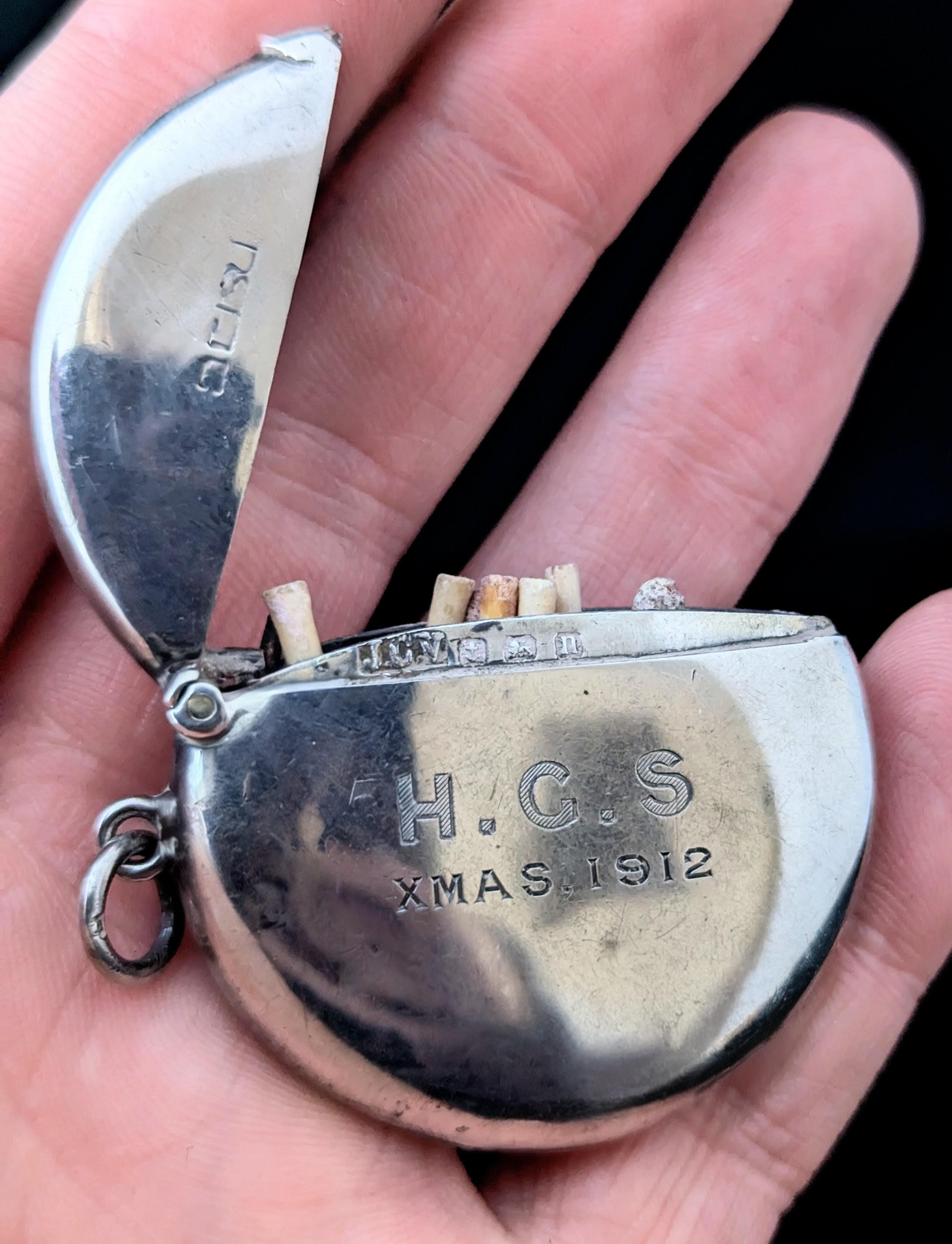 Art Deco Antique Sterling silver Vesta case, round, Xmas 1912 For Sale