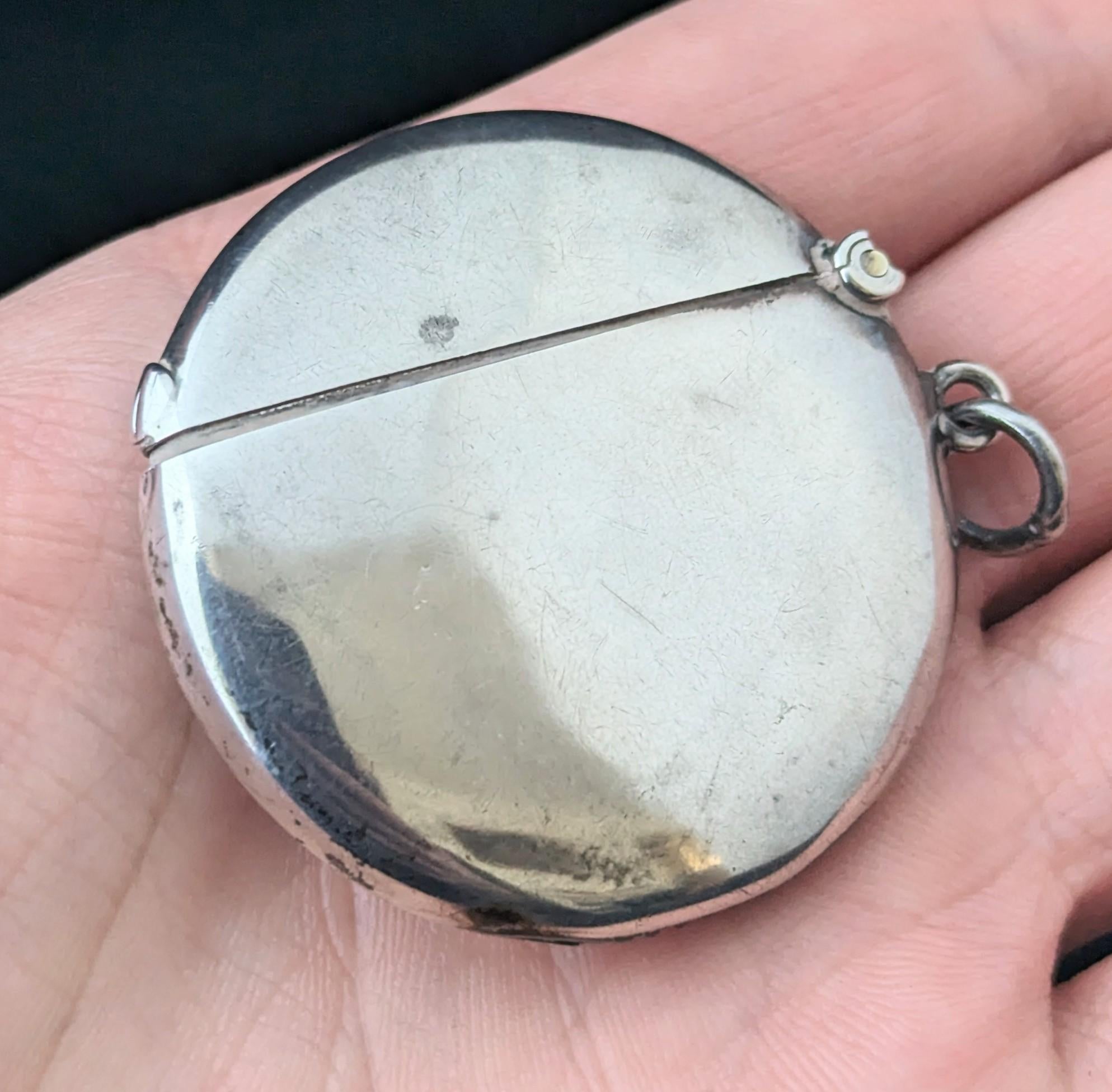 Antique Sterling silver Vesta case, round, Xmas 1912 In Fair Condition For Sale In NEWARK, GB