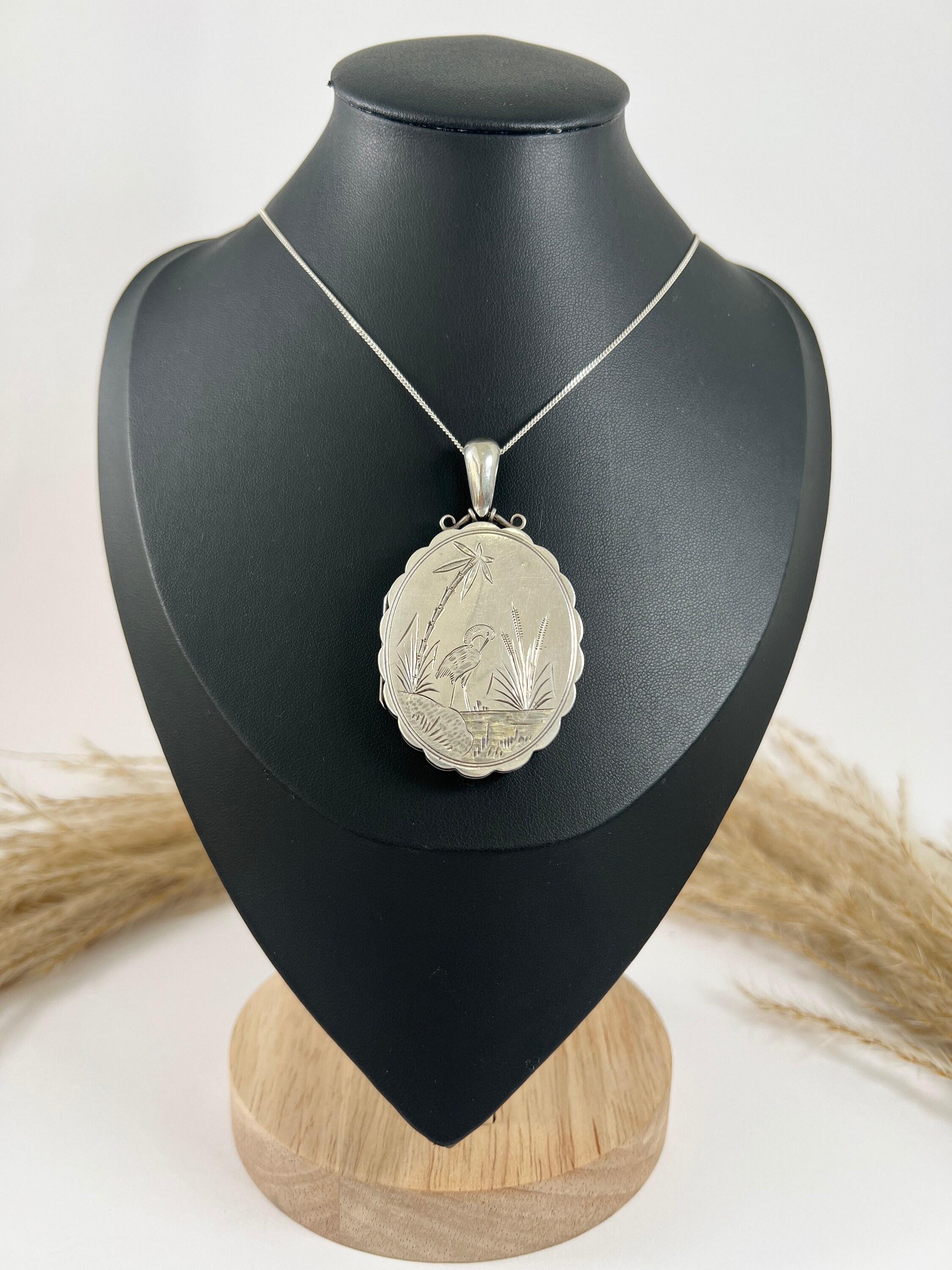 Medaglione d'argento antico

Argento 

Circa 1880

Grazie alle sue dimensioni importanti, alle decorazioni ornamentali e alla lavorazione impeccabile, questo medaglione vittoriano in argento sterling è un vero e proprio cimelio. Sarebbe un ricordo