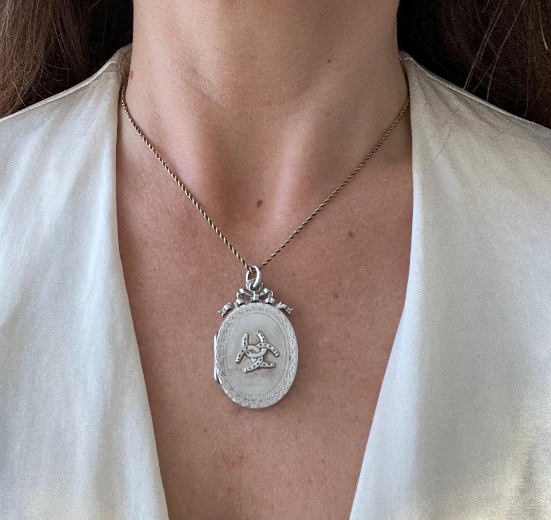 Antique en argent sterling, Victorien ovale gravé  Médaillon, poinçonné 1846 en vente 6