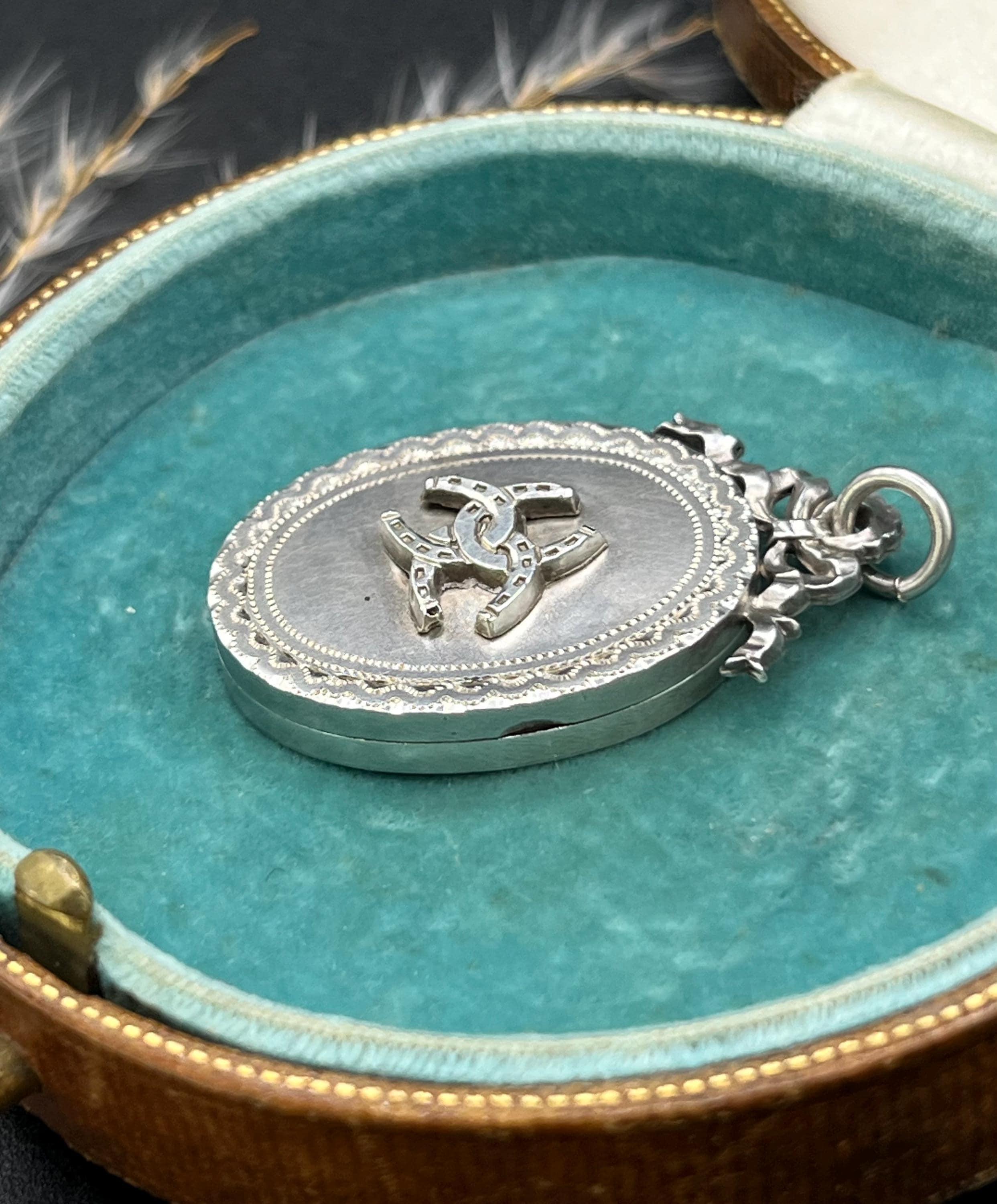Antique en argent sterling, Victorien ovale gravé  Médaillon, poinçonné 1846 Unisexe en vente