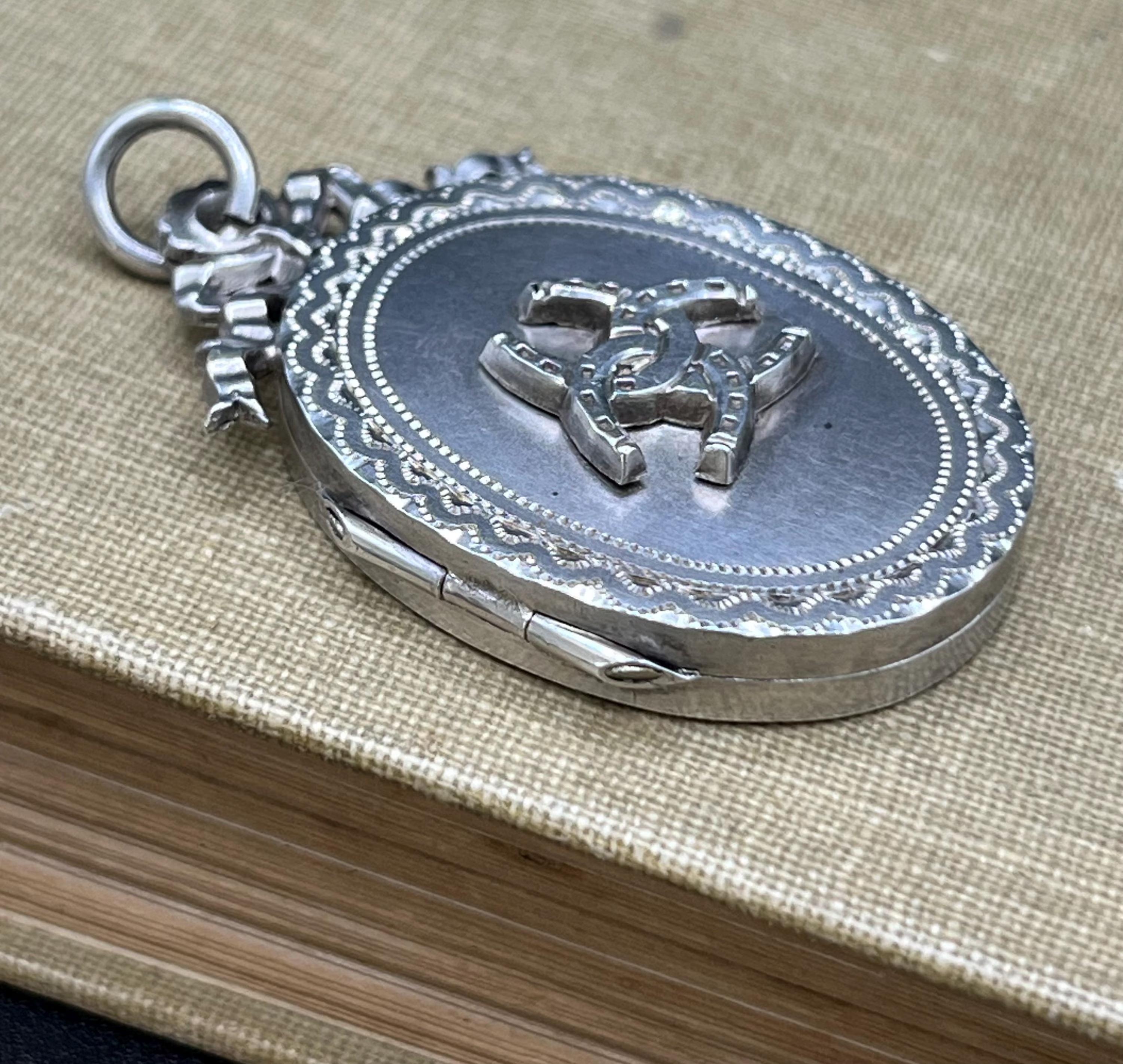 Antique en argent sterling, Victorien ovale gravé  Médaillon, poinçonné 1846 en vente 1