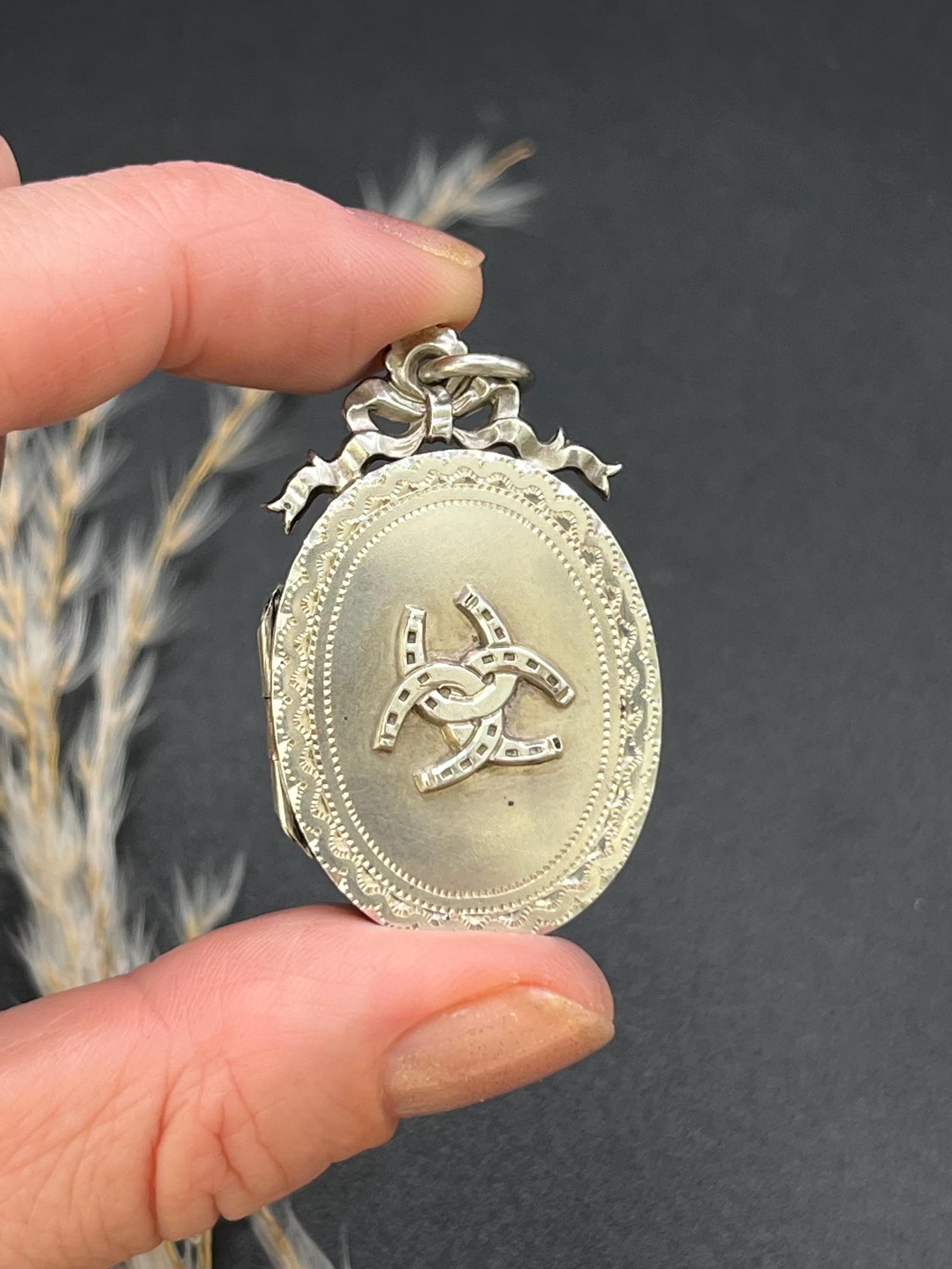 Antique en argent sterling, Victorien ovale gravé  Médaillon, poinçonné 1846 en vente 2