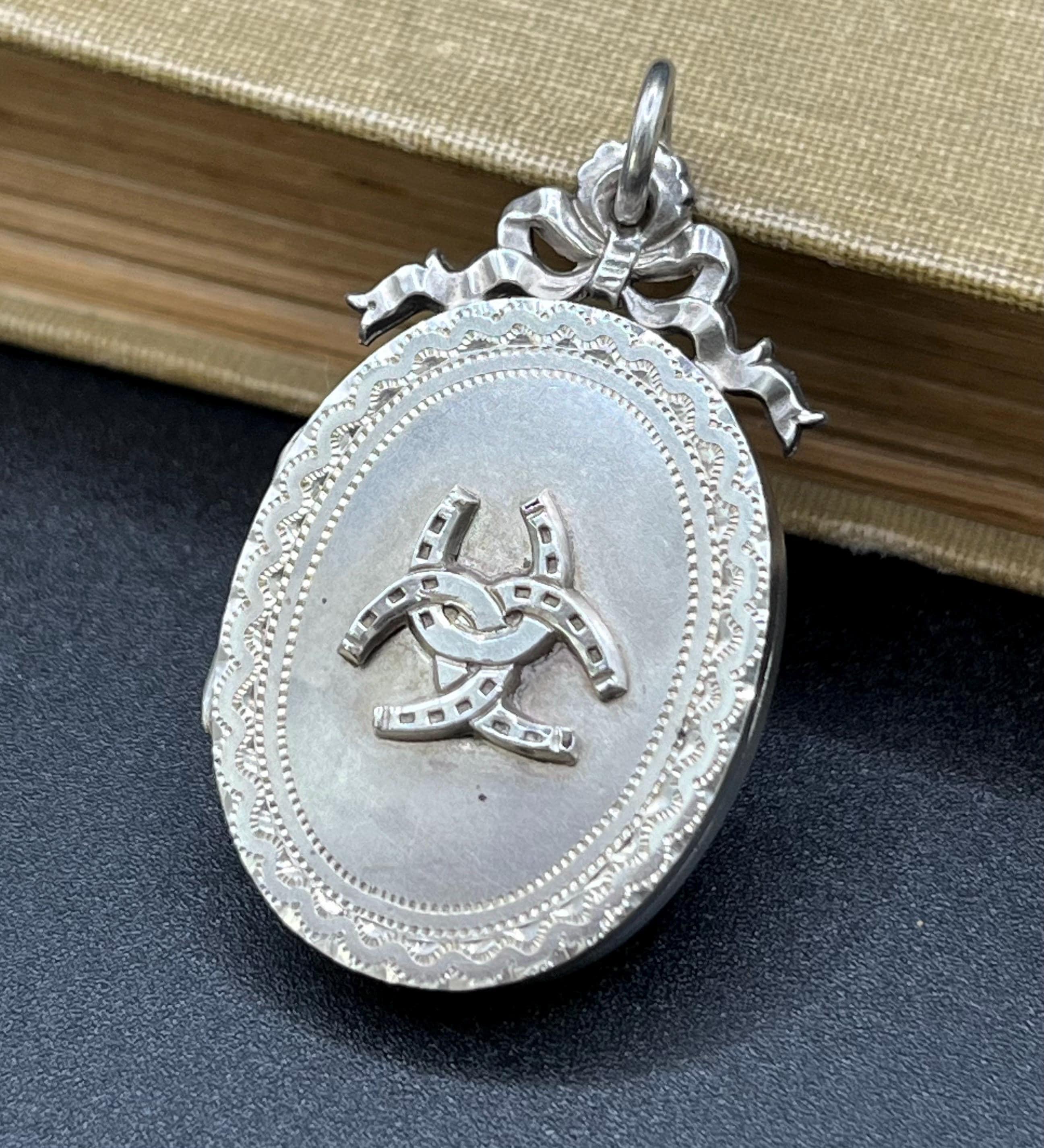 Antique en argent sterling, Victorien ovale gravé  Médaillon, poinçonné 1846 en vente 3