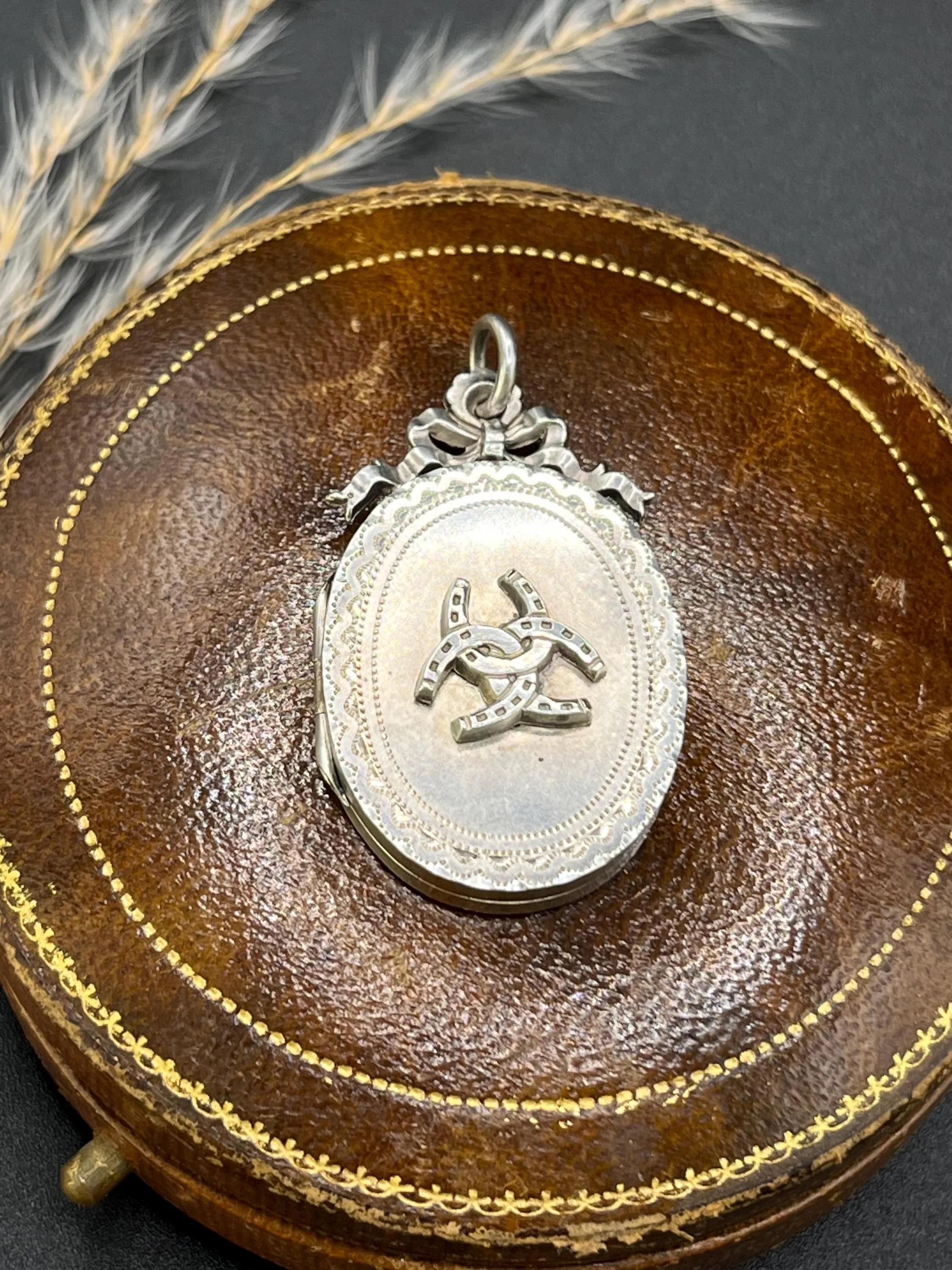 Antique en argent sterling, Victorien ovale gravé  Médaillon, poinçonné 1846 en vente 4